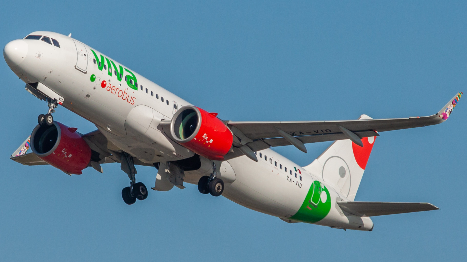 Full size: VivaAerobus Airbus A320NEO XA-VIO at Houston-George Bush Intercontinental Airport