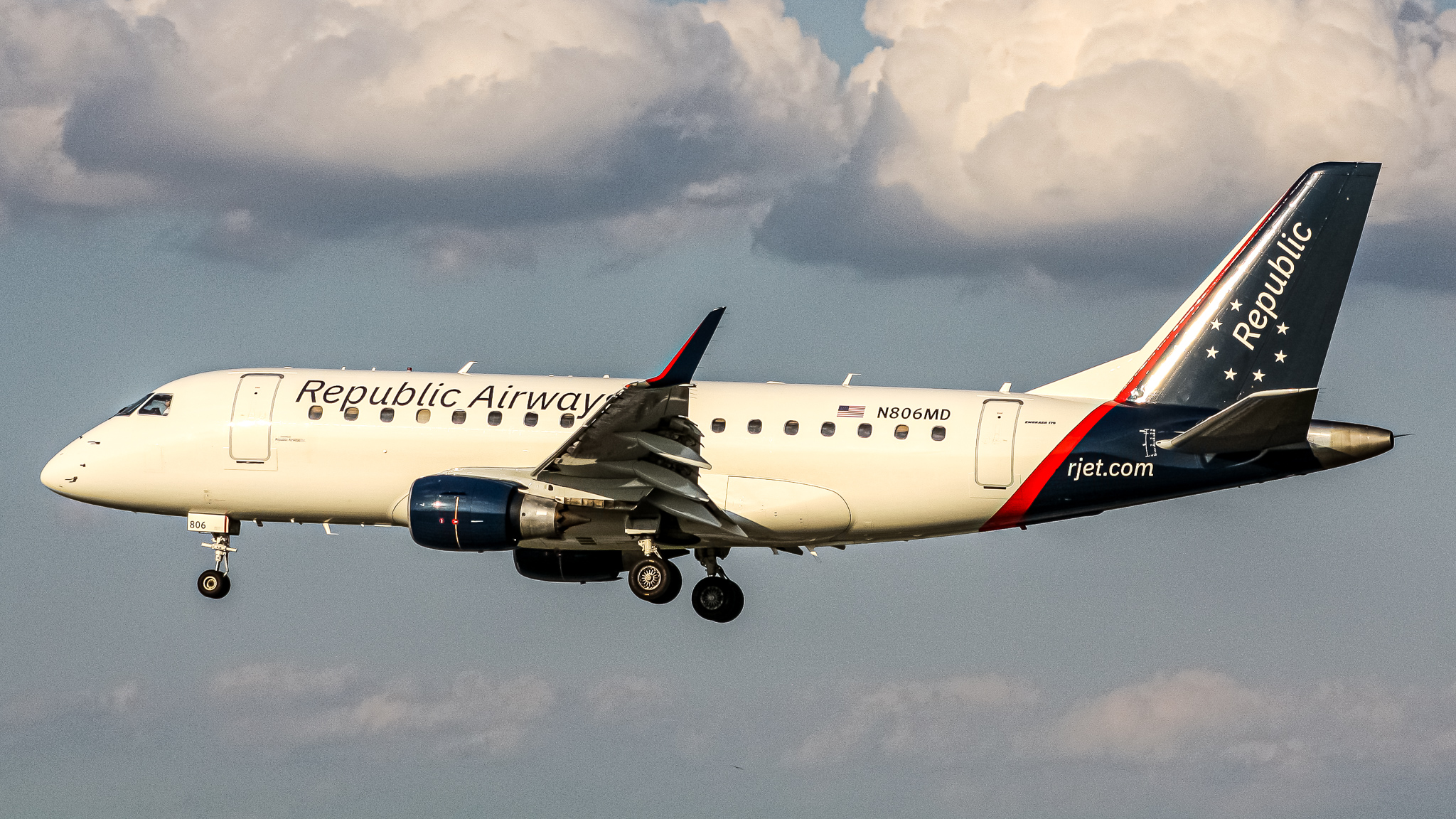 Full size: Republic Airways Embraer E170 N806MD at Ronald Reagan National Airport