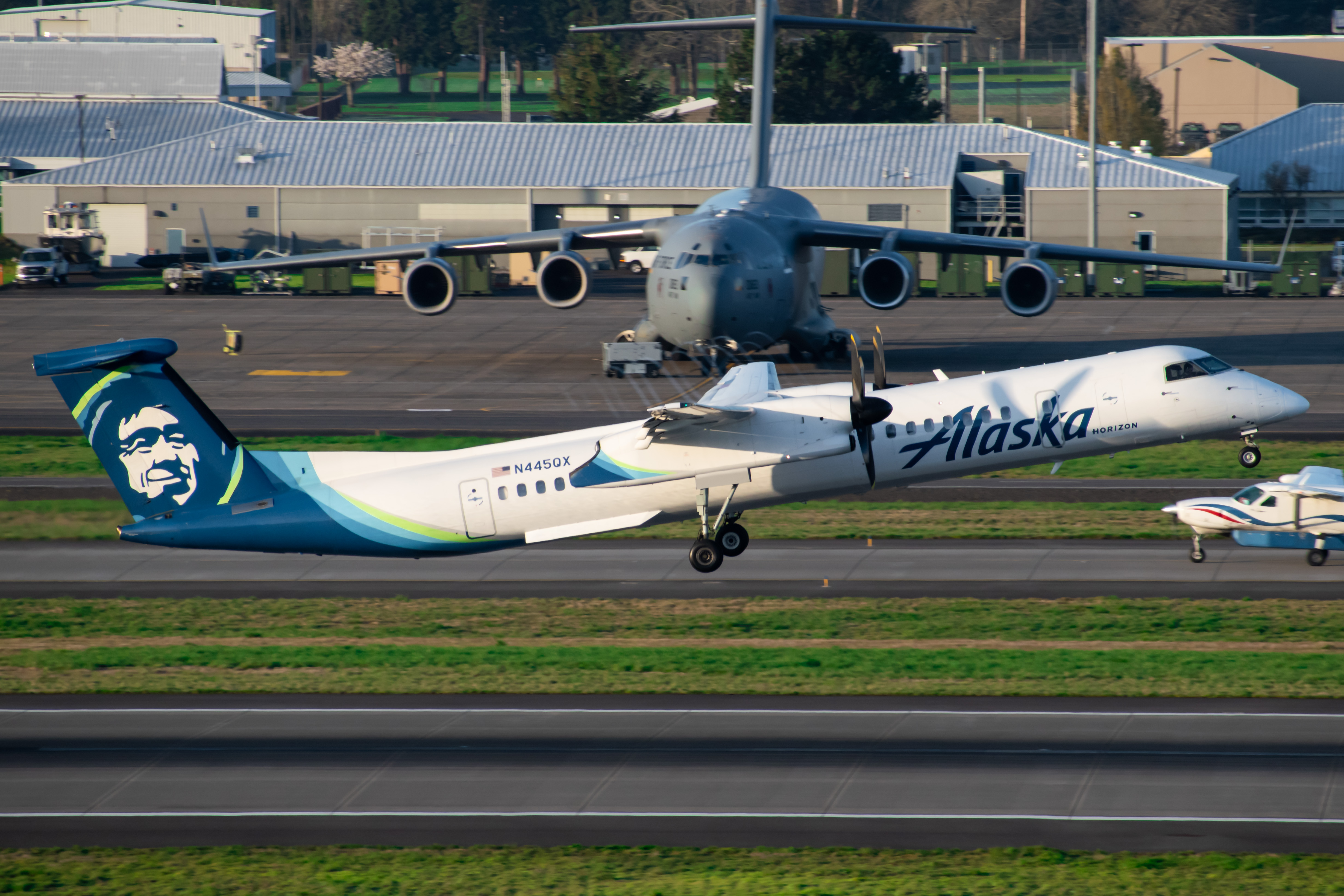 Full size: Alaska Airlines De Havilland DHC-8 N445QX at Portland International Airport
