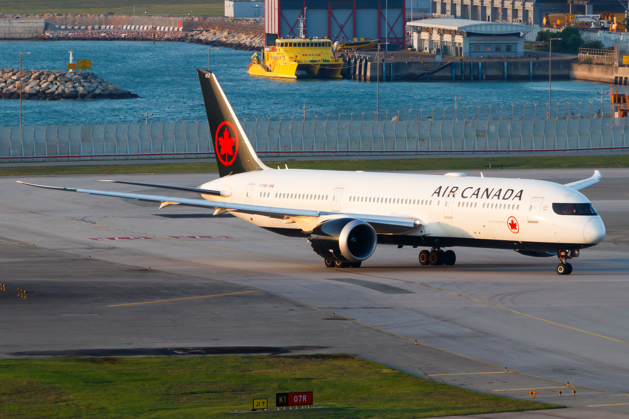 Full size: Air Canada Boeing 787-9 C-FSBV at Hong Kong International Airport