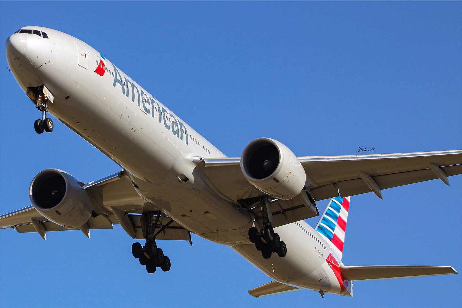 Full size: American Airlines Boeing 777-300ER N717AN at Dallas-Fort Worth International Airport
