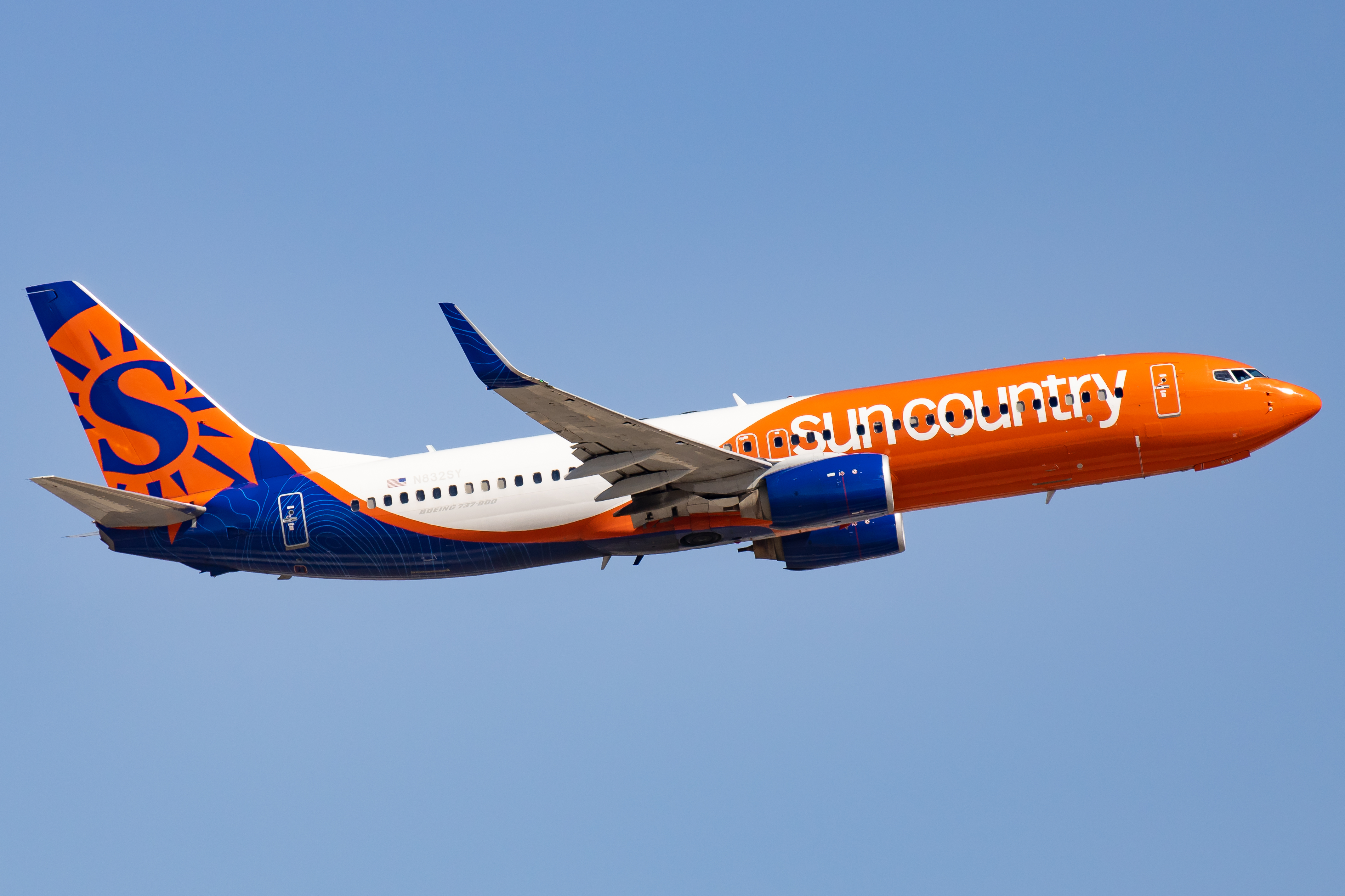 Full size: Sun Country Boeing 737-800 N832SY at Phoenix Sky Harbor International Airport