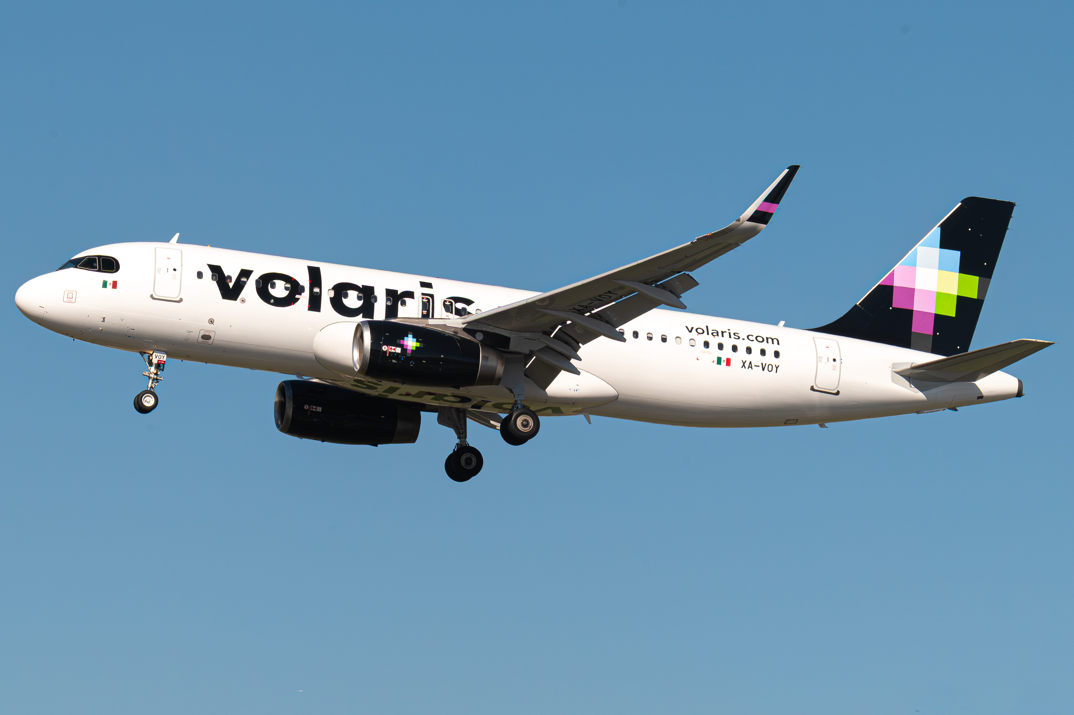 Full size: Volaris Airbus A320 XA-VOY at Los Angeles International Airport