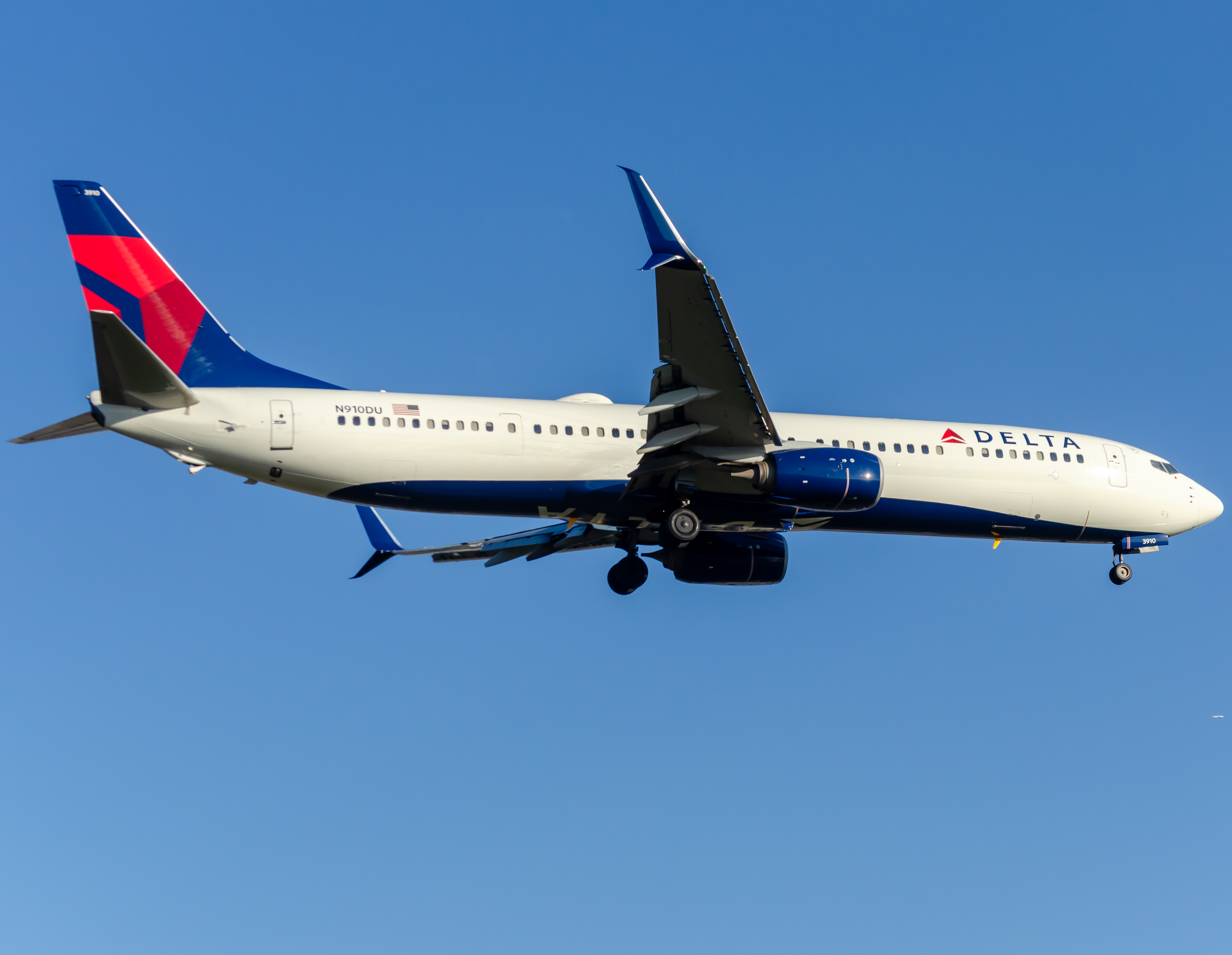 Full size: Delta Airlines Boeing 737-900ER N910DU at Newark Liberty International Airport