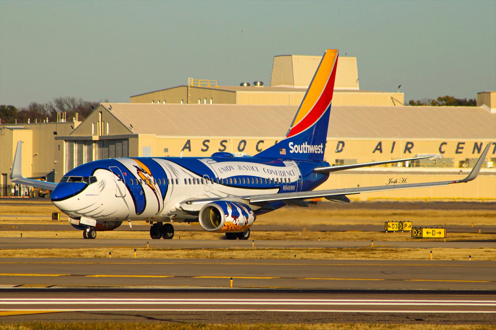 Full size: Southwest Airlines Boeing 737-700 N946WN at Dallas Love Field Airport