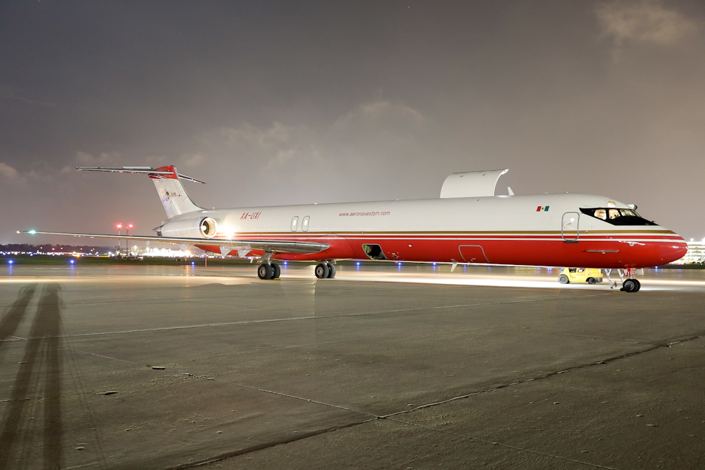 Full size: Aeronaves TSM McDonnell Douglas MD-82 XA-UXI at General Mitchell International Airport