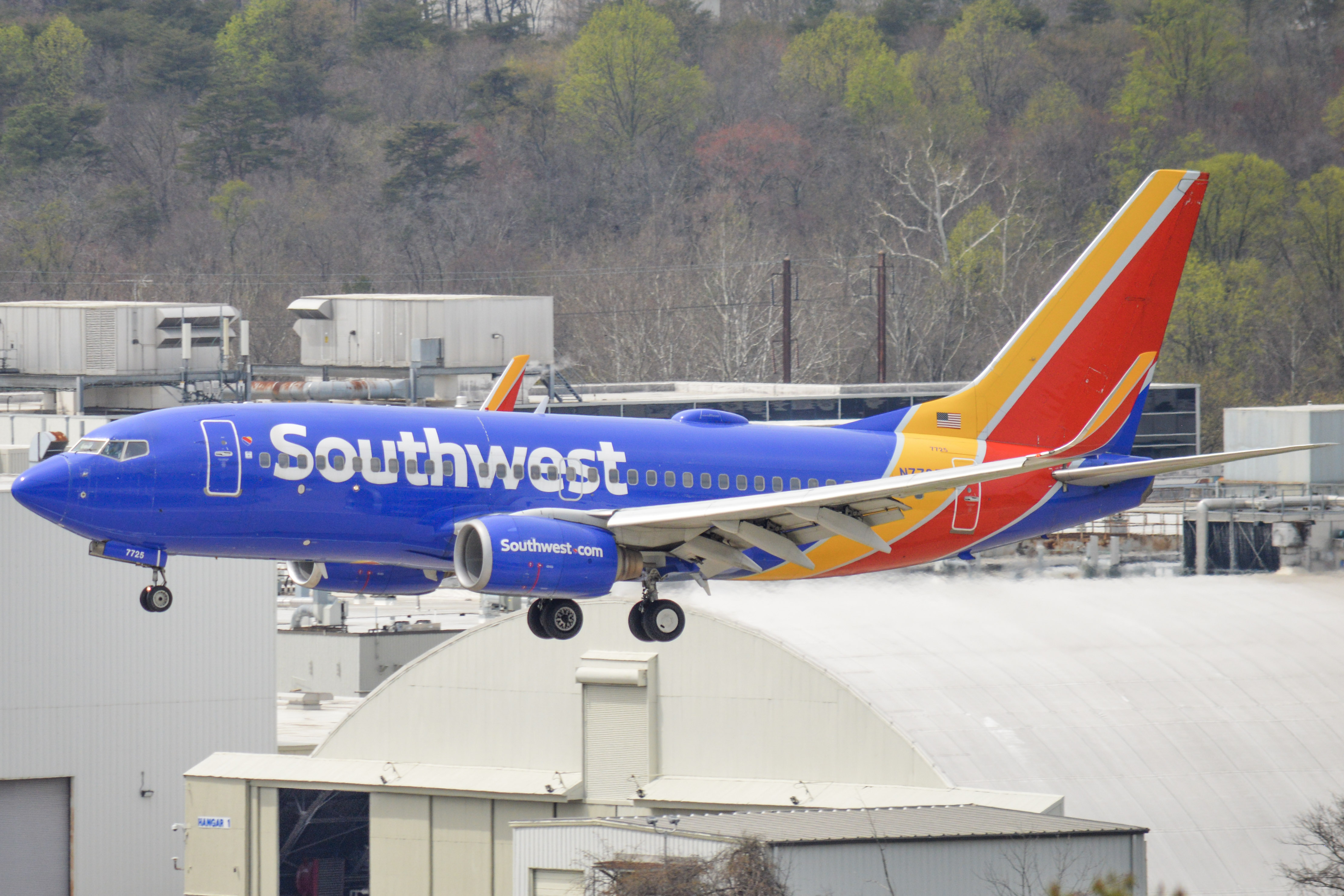 Full size: Southwest Airlines Boeing 737-700 N7725A at Baltimore/Washington International Thurgood Marshall Airport