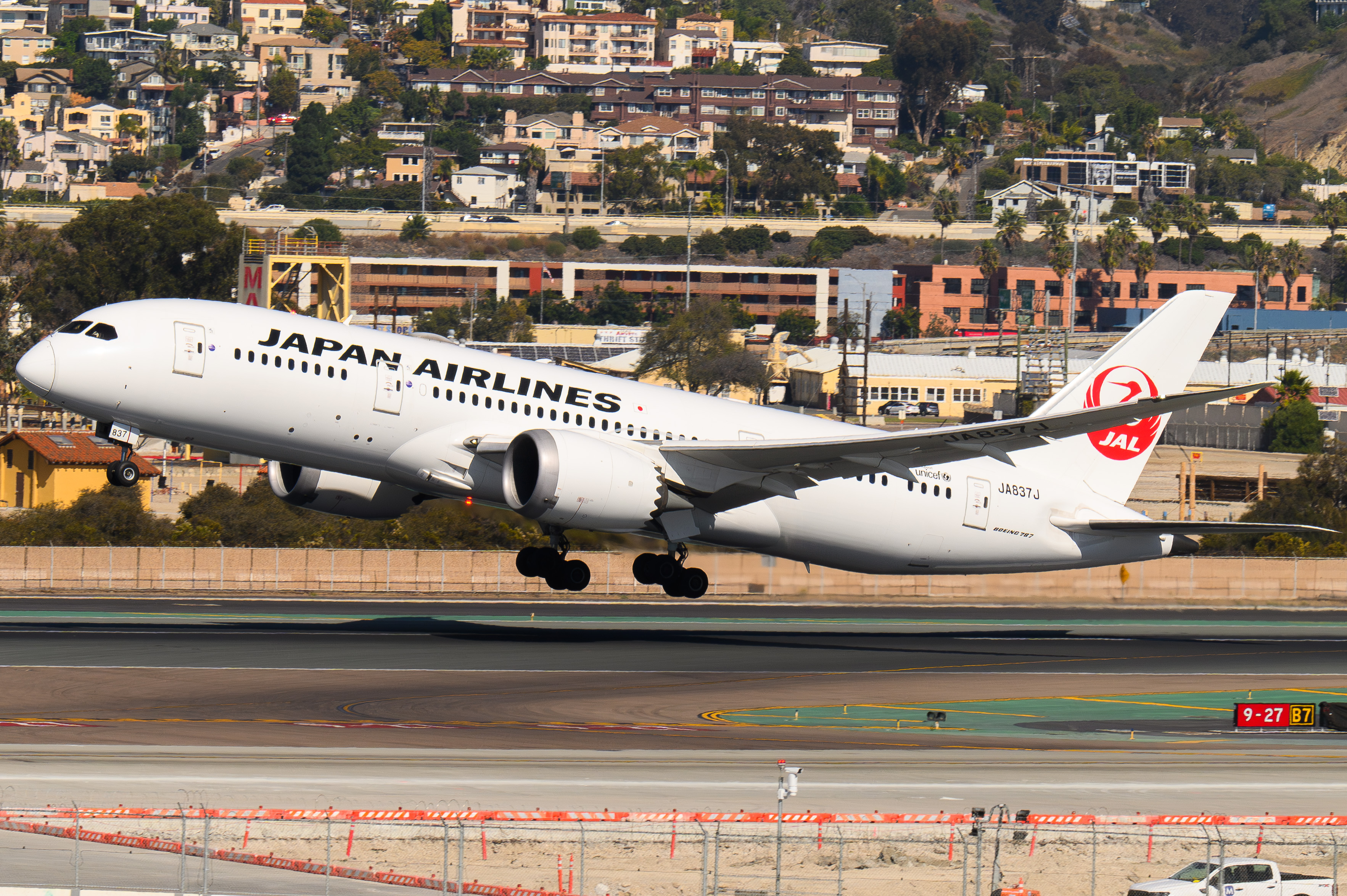 Full size: Japan Airlines Boeing 787-8 JA837J at San Diego International Airport