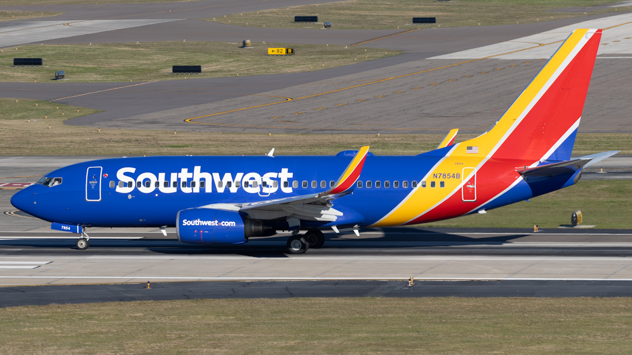 Full size: Southwest Airlines Boeing 737-700 N7854B at Tampa International Airport