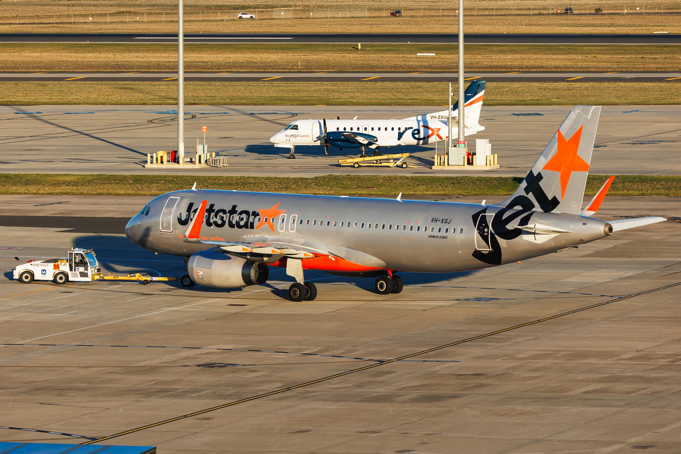 Full size: Jetstar Airways Airbus A320 VH-XSJ at Melbourne Airport