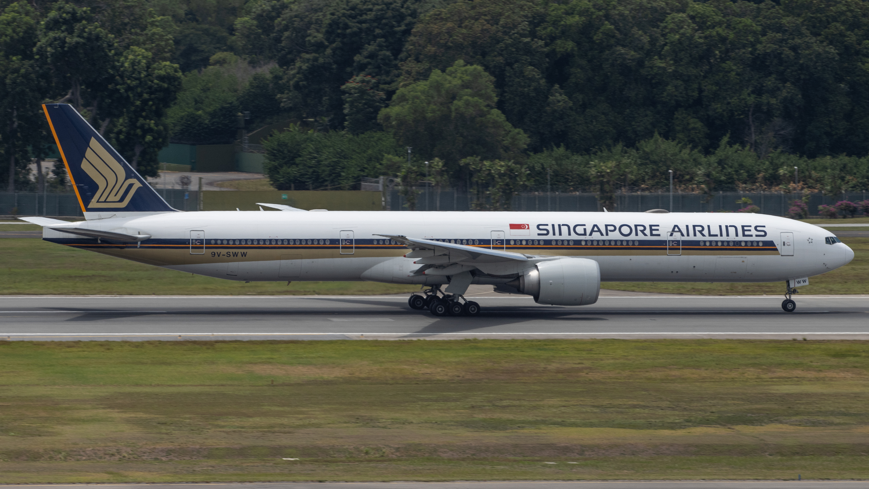 Full size: Singapore Airlines Boeing 777-300ER 9V-SWW at Singapore-Changi Airport