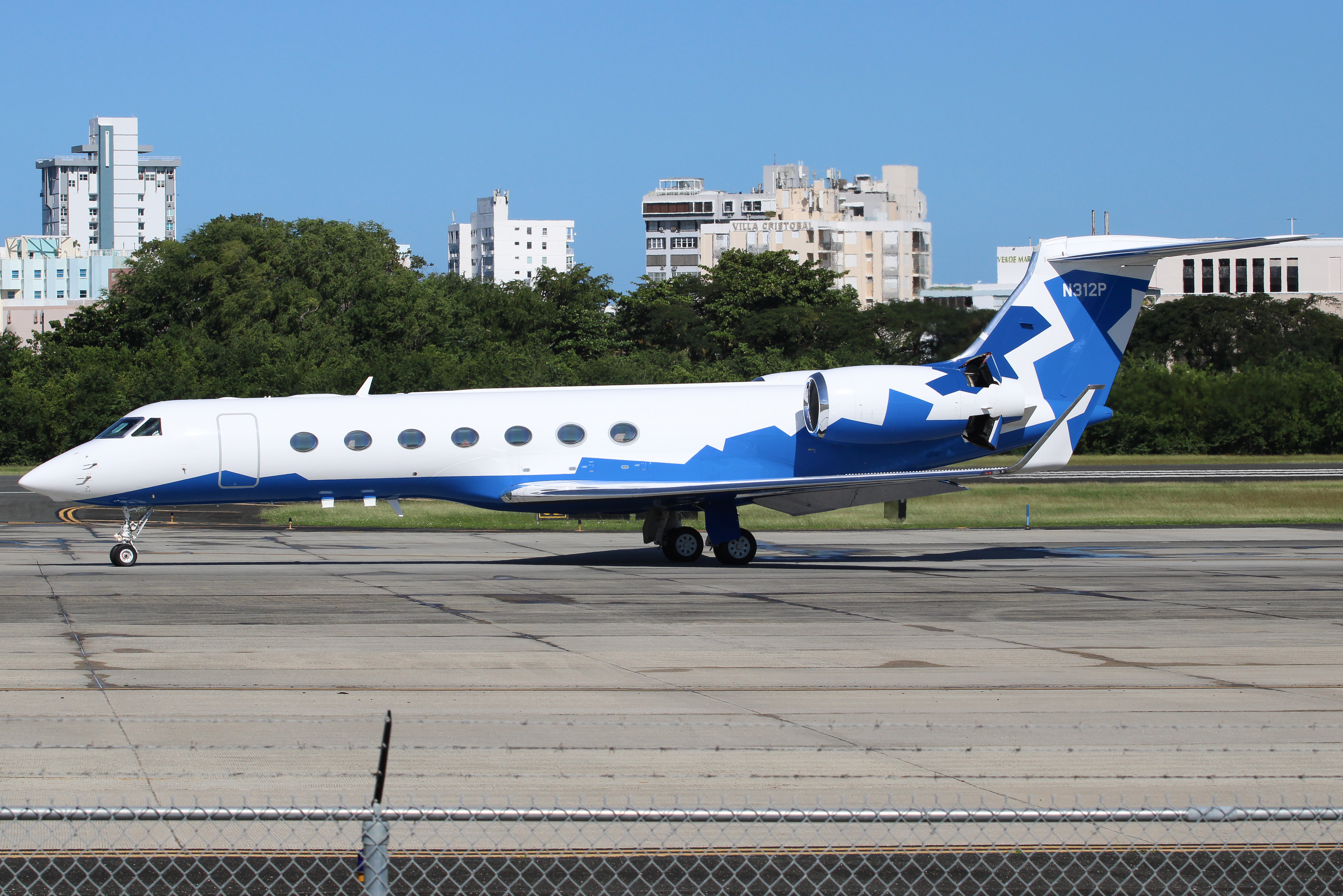 Full size: Pritzker Organization Gulfstream G550 N312P at San Juan Luis Munoz Marin International Airport
