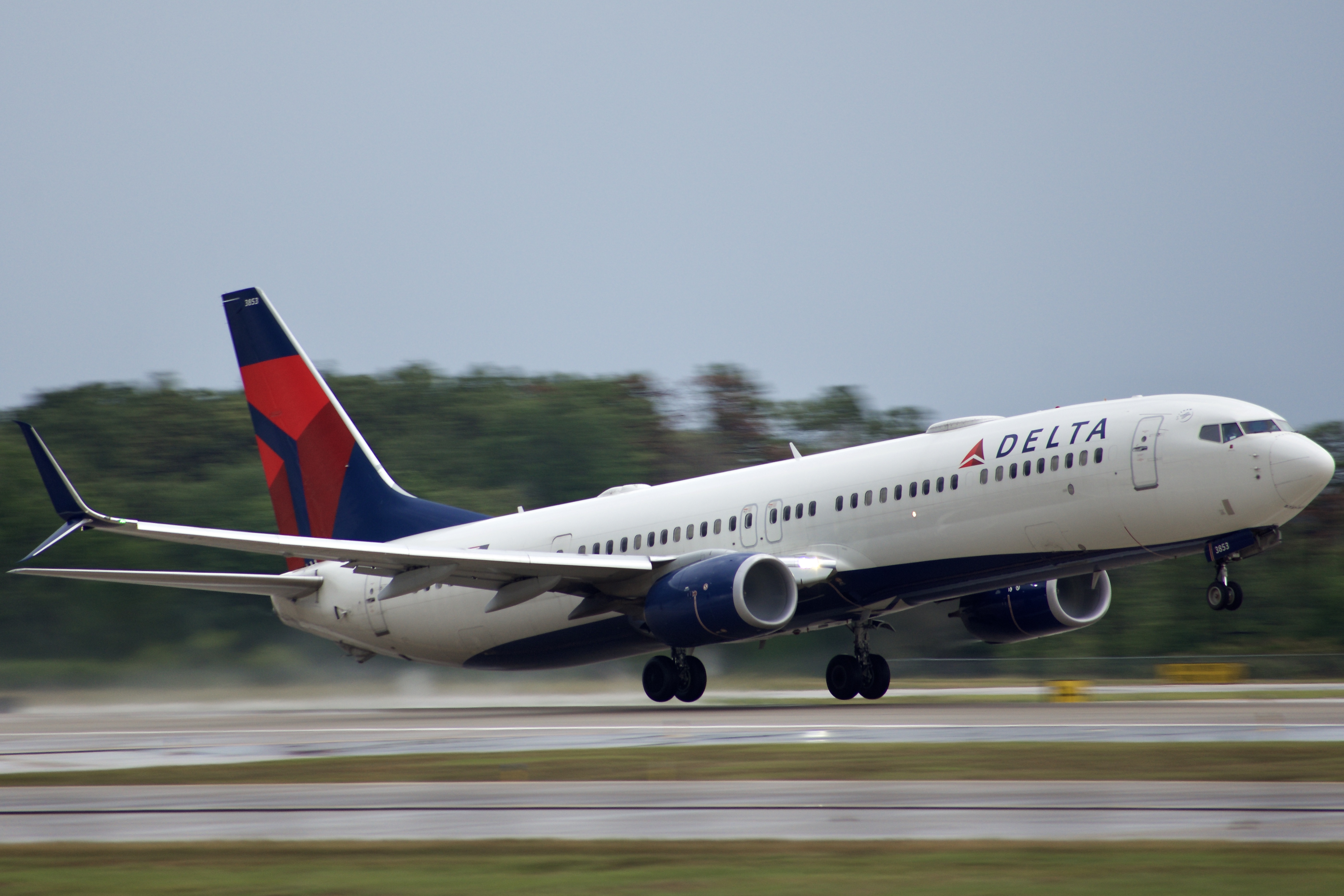 Full size: Delta Airlines Boeing 737-900ER N853DN at Orlando International Airport