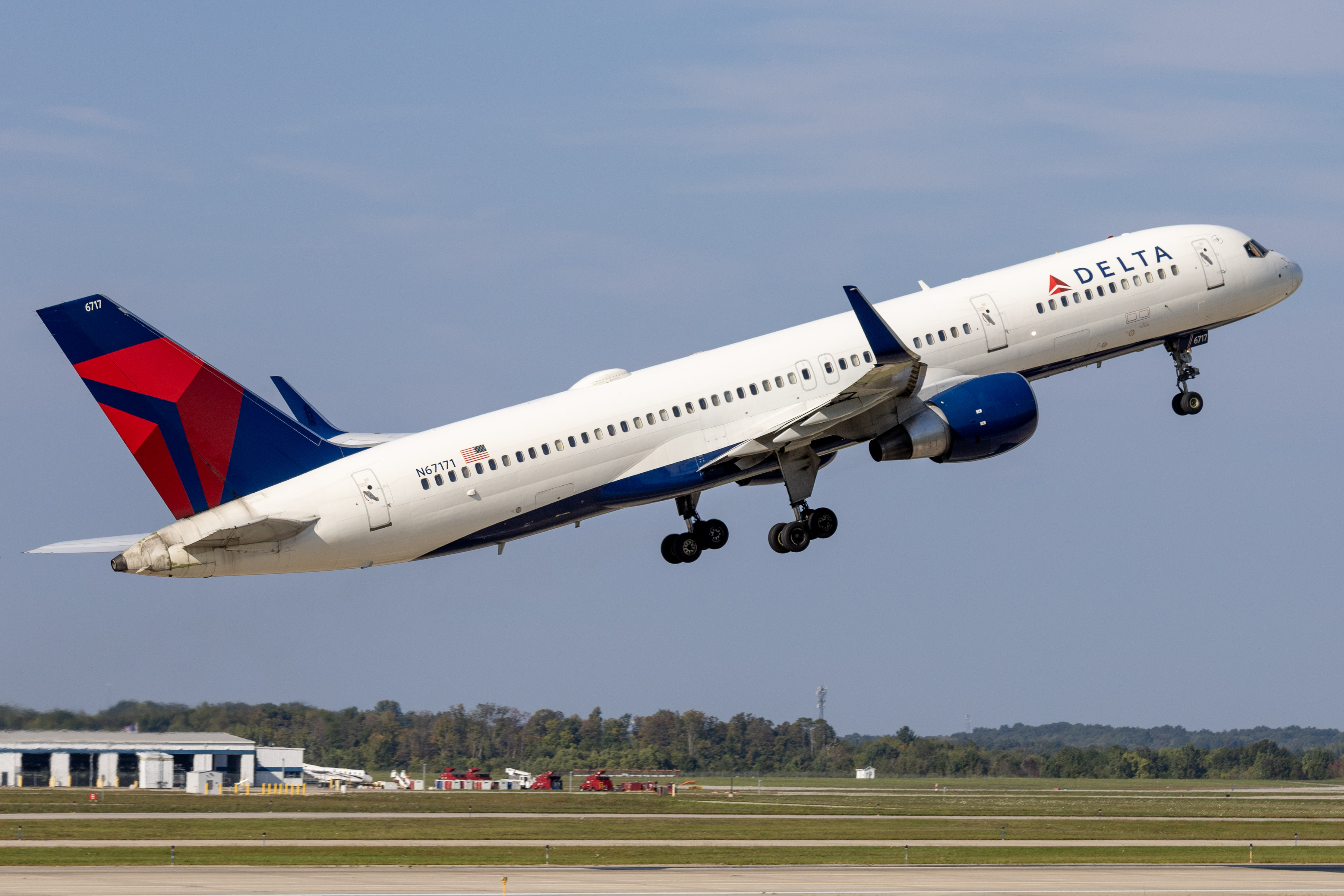Full size: Delta Airlines Boeing 757-200 N67171 at Gerald R Ford International Airport