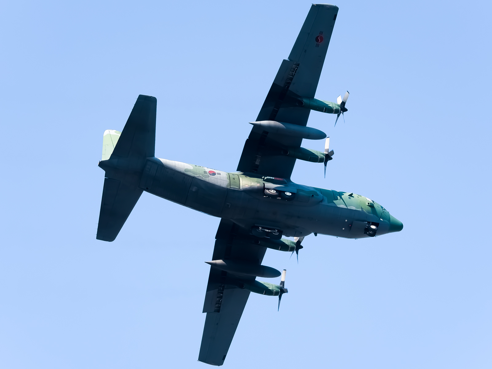 Full size: ROKAF Lockheed C-130H Hercules 95-179 at Gimhae International Airport
