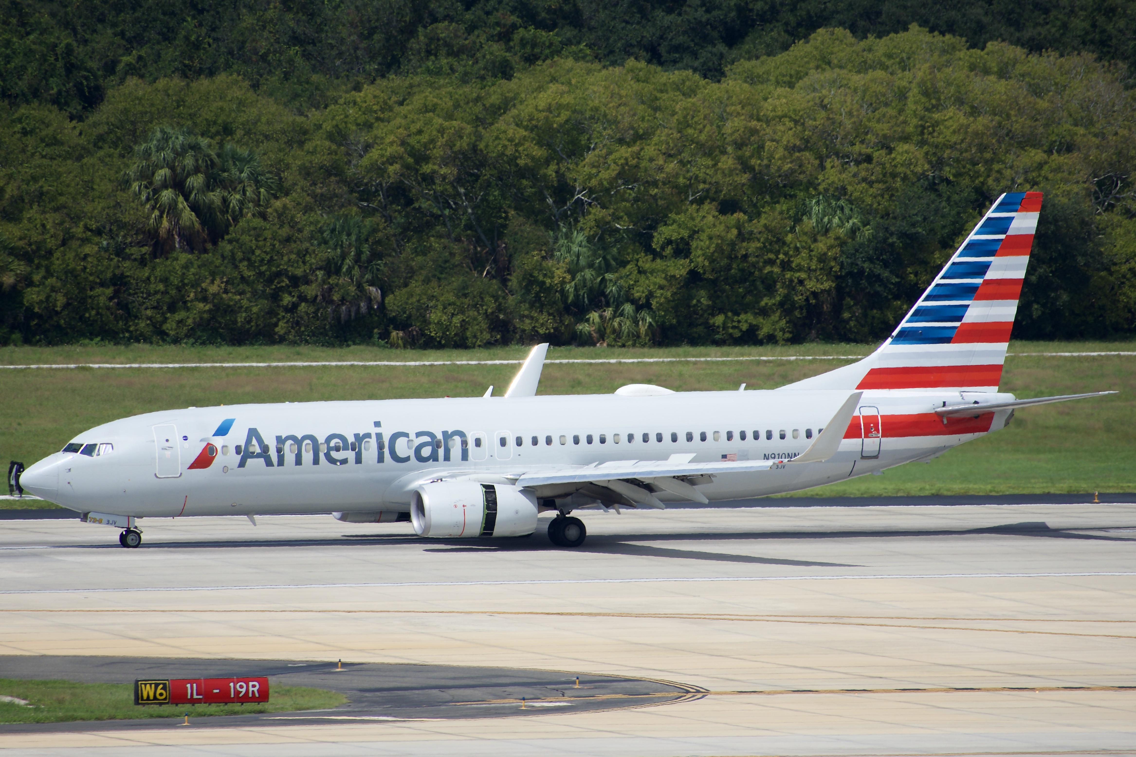 Full size: American Airlines Boeing 737-800 N910NN at Tampa International Airport