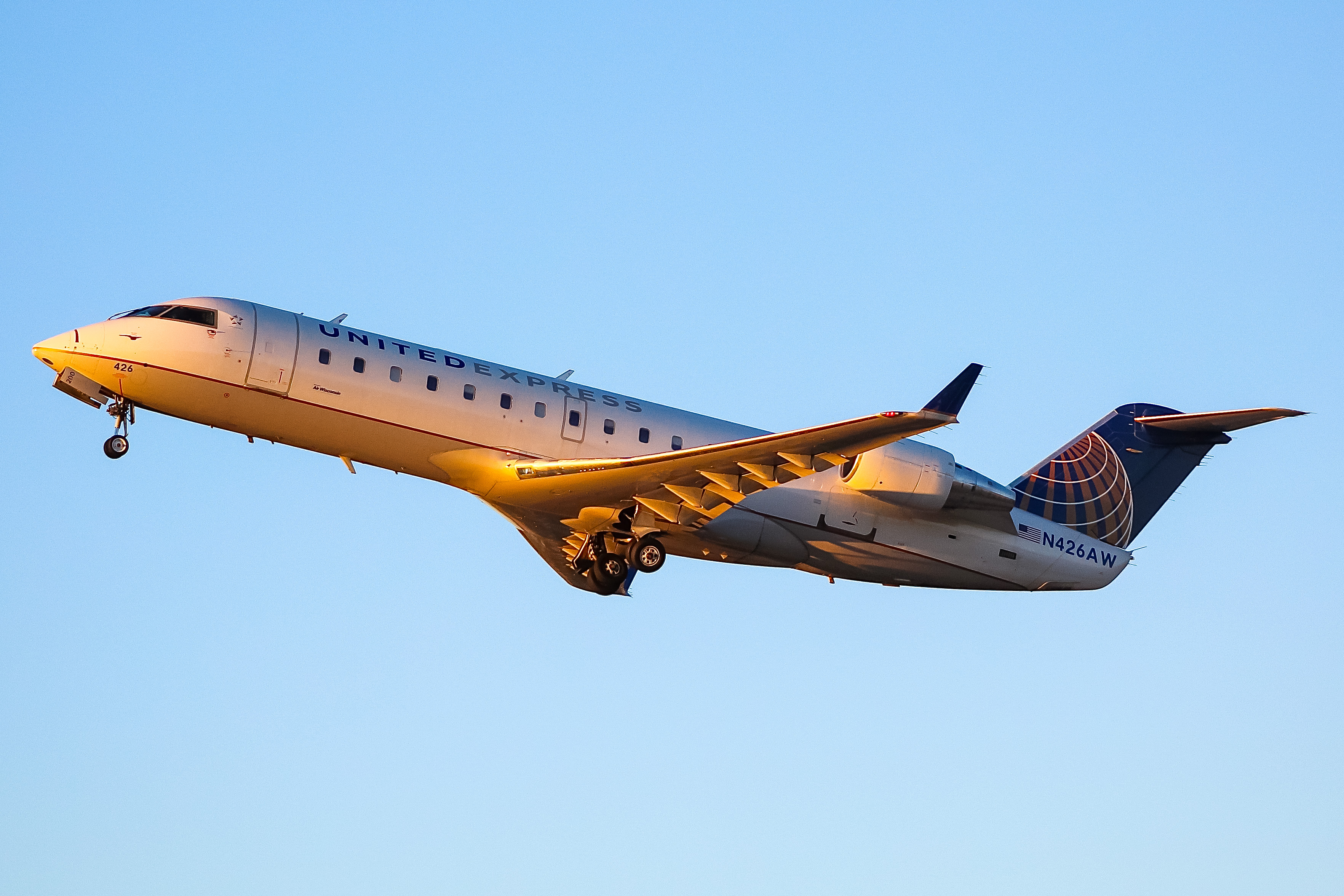 Full size: United Express Mitsubishi CRJ-200 N426AW at General Mitchell International Airport