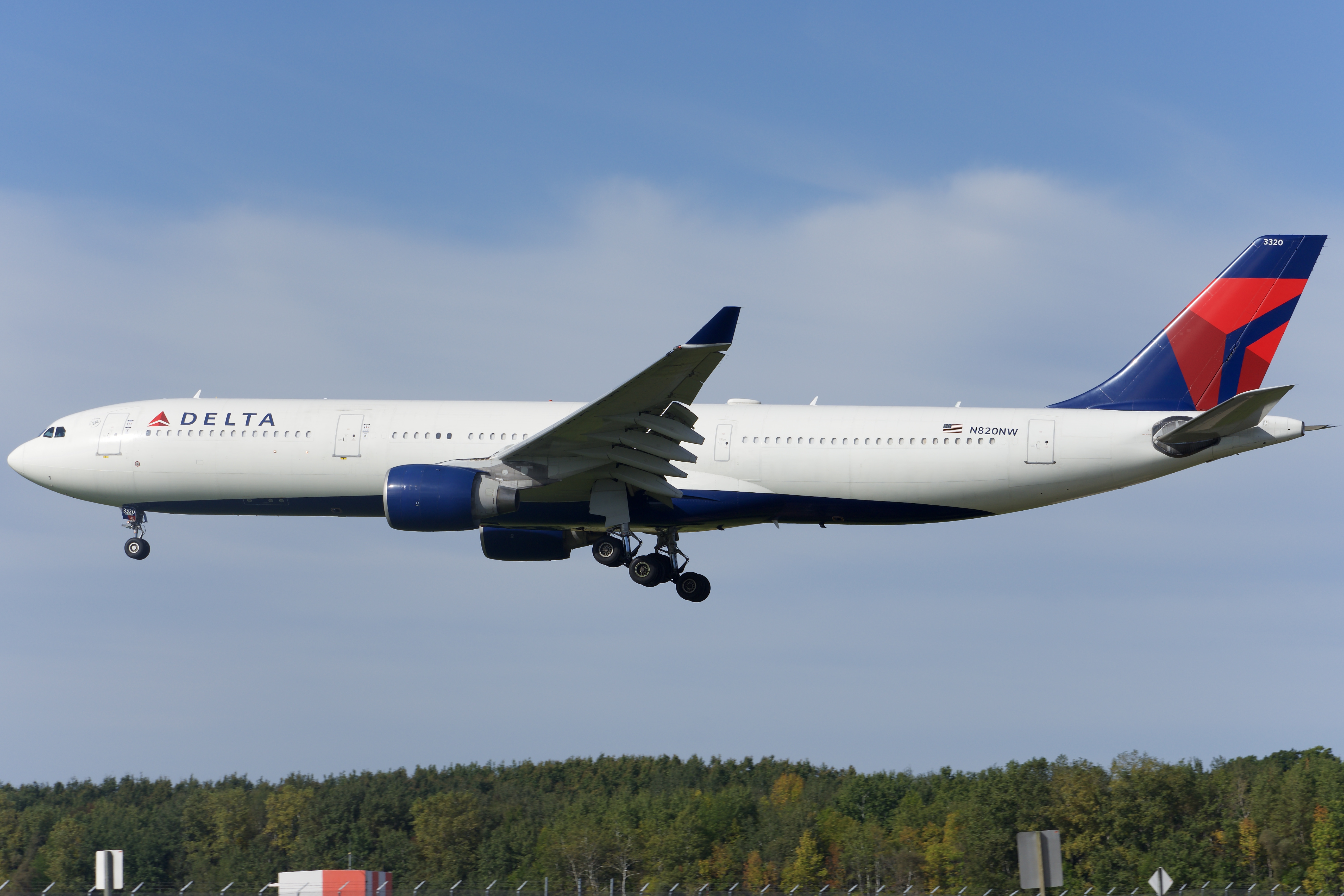 Full size: Delta Airlines Airbus A330-300 N820NW at Green Bay-Austin Straubel International Airport