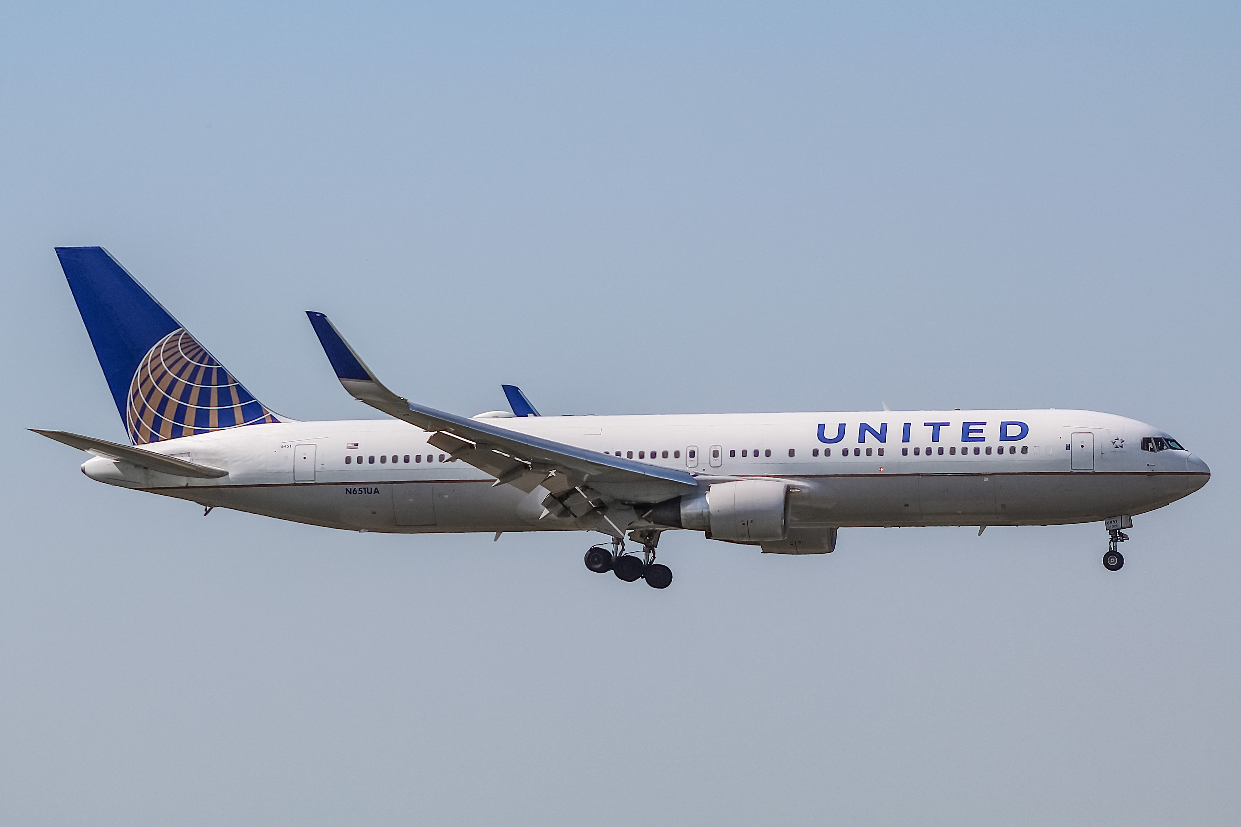 Full size: United Airlines Boeing 767-300ER N651UA at Chicago O'Hare International Airport