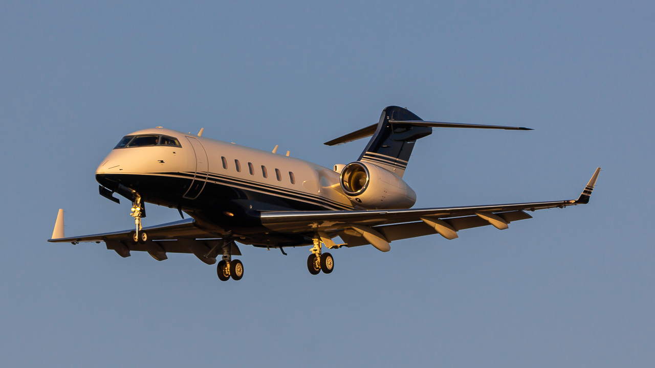 Full size: PRIVATE Bombardier Challenger 300 N848CS at John Glenn Columbus International Airport