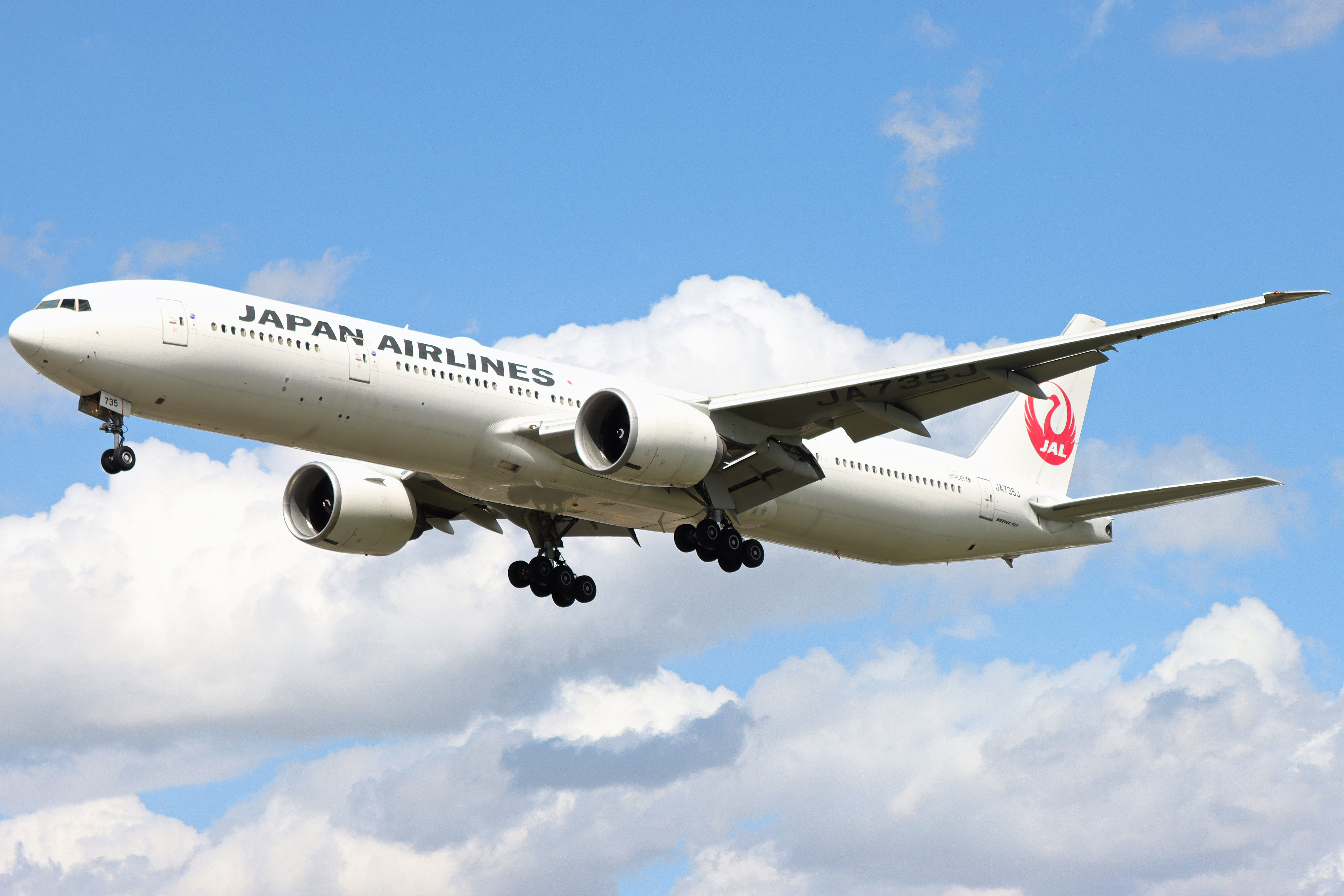 Full size: Japan Airlines Boeing 777-300ER JA735J at London Heathrow International Airport