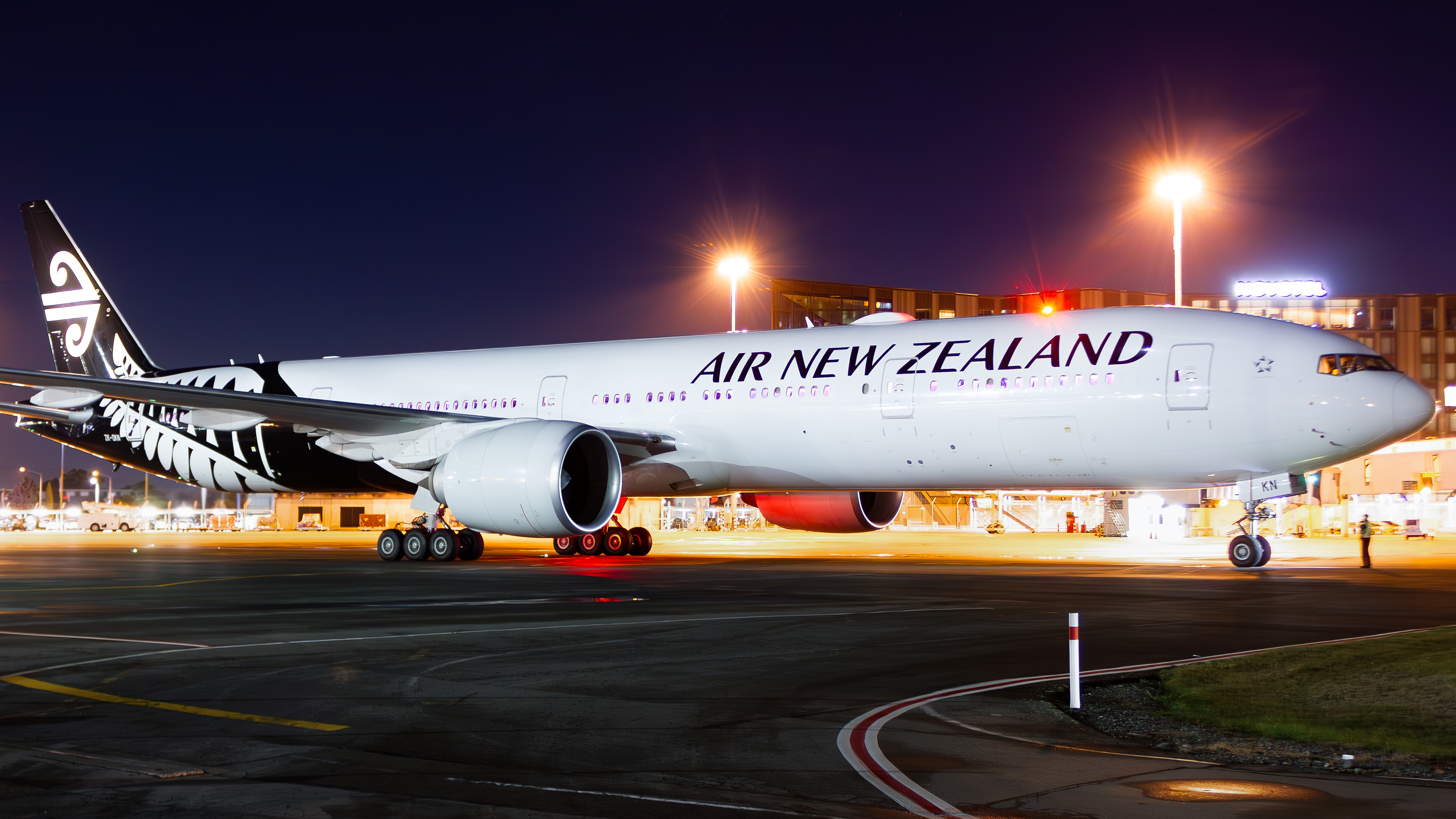 Full size: Air New Zealand Boeing 777-300ER ZK-OKN at Christchurch International Airport