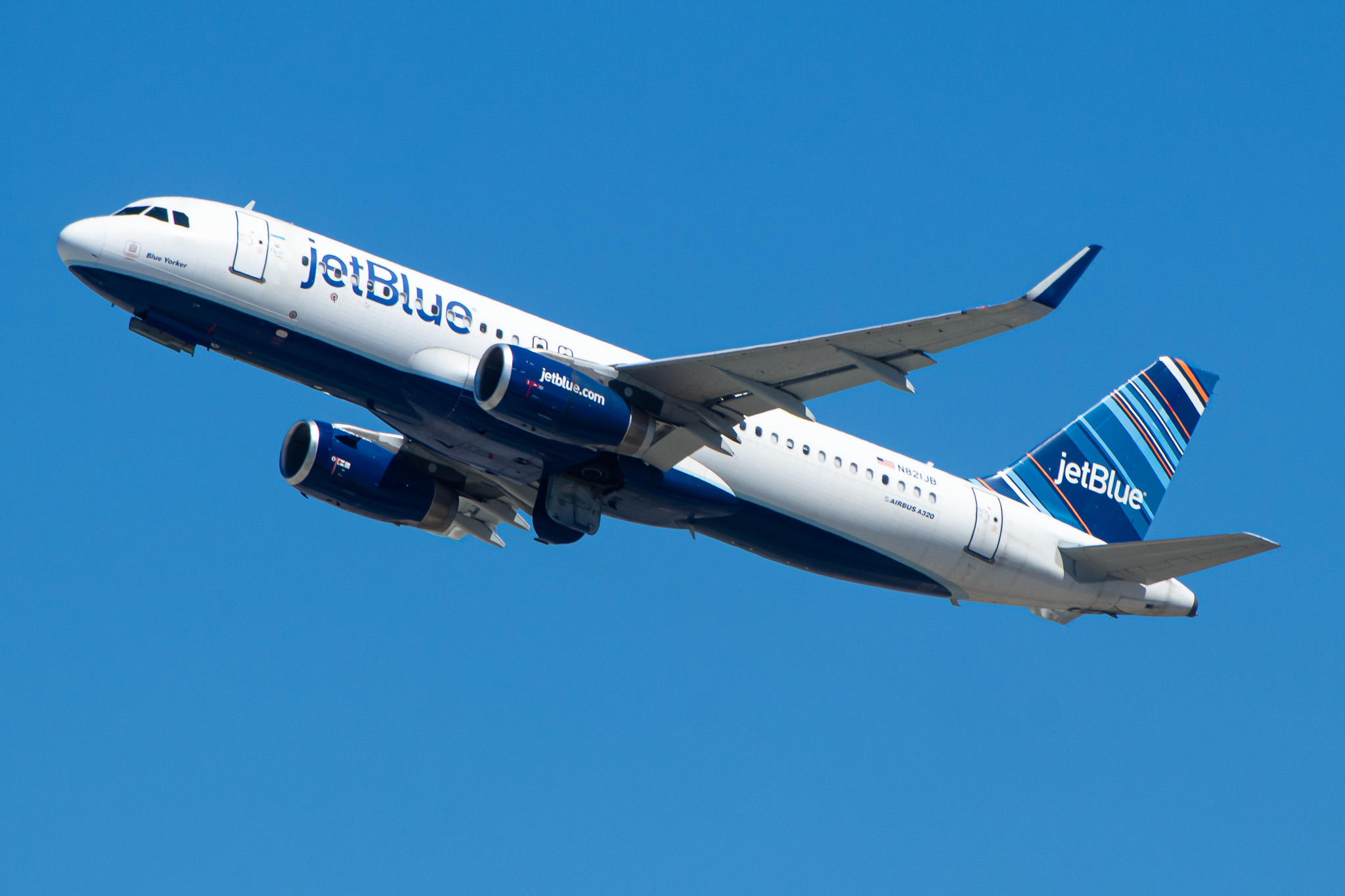 Full size: JetBlue Airways Airbus A320 N821JB at Los Angeles International Airport