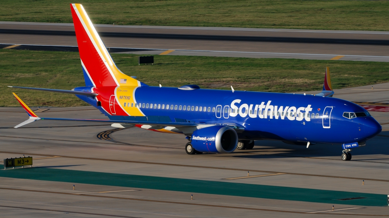 Full size: Southwest Airlines 737 MAX 8  N8759Q at Dallas Love Field Airport