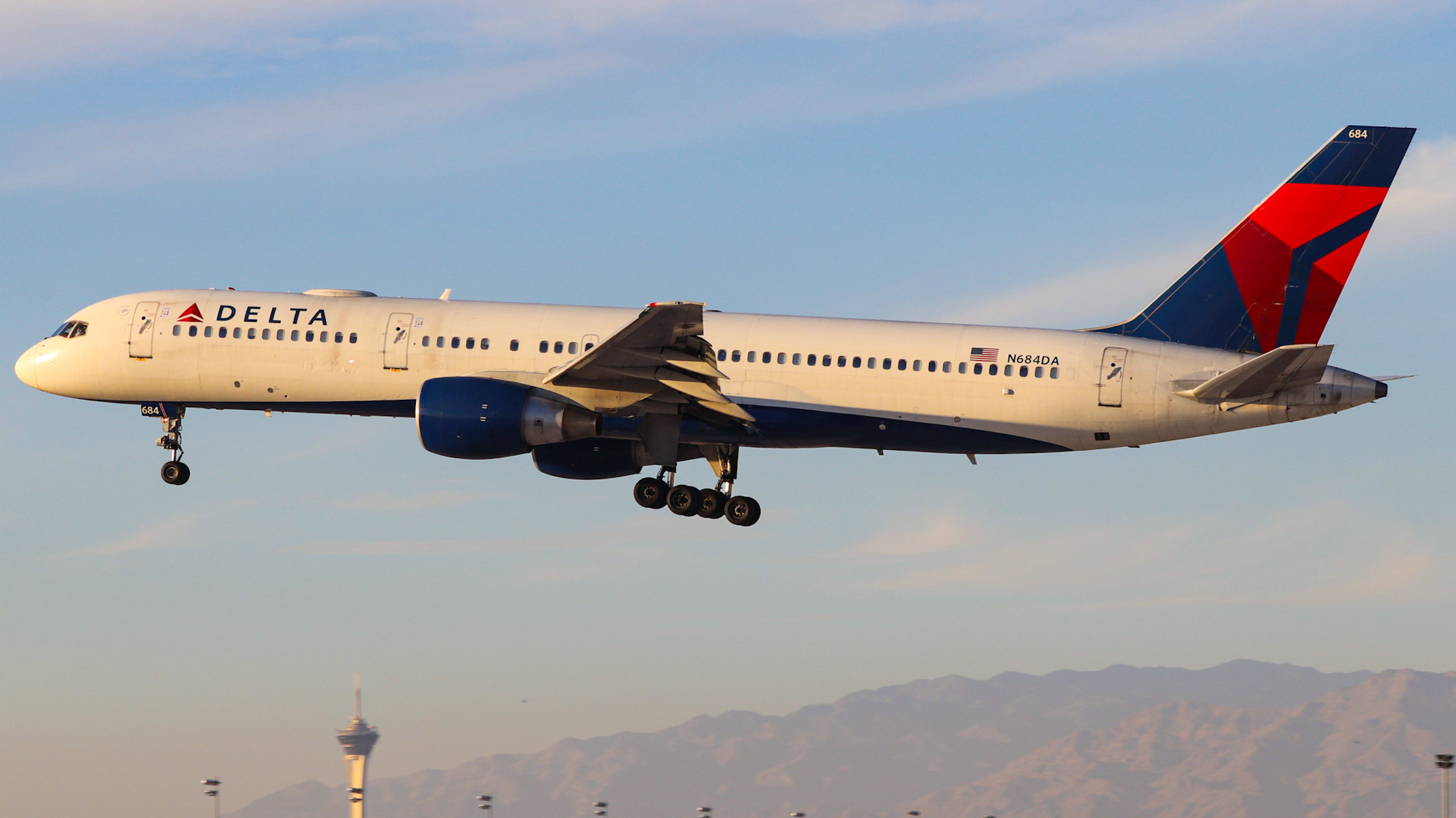Full size: Delta Airlines Boeing 757-200 N684DA at Harry Reid International Airport
