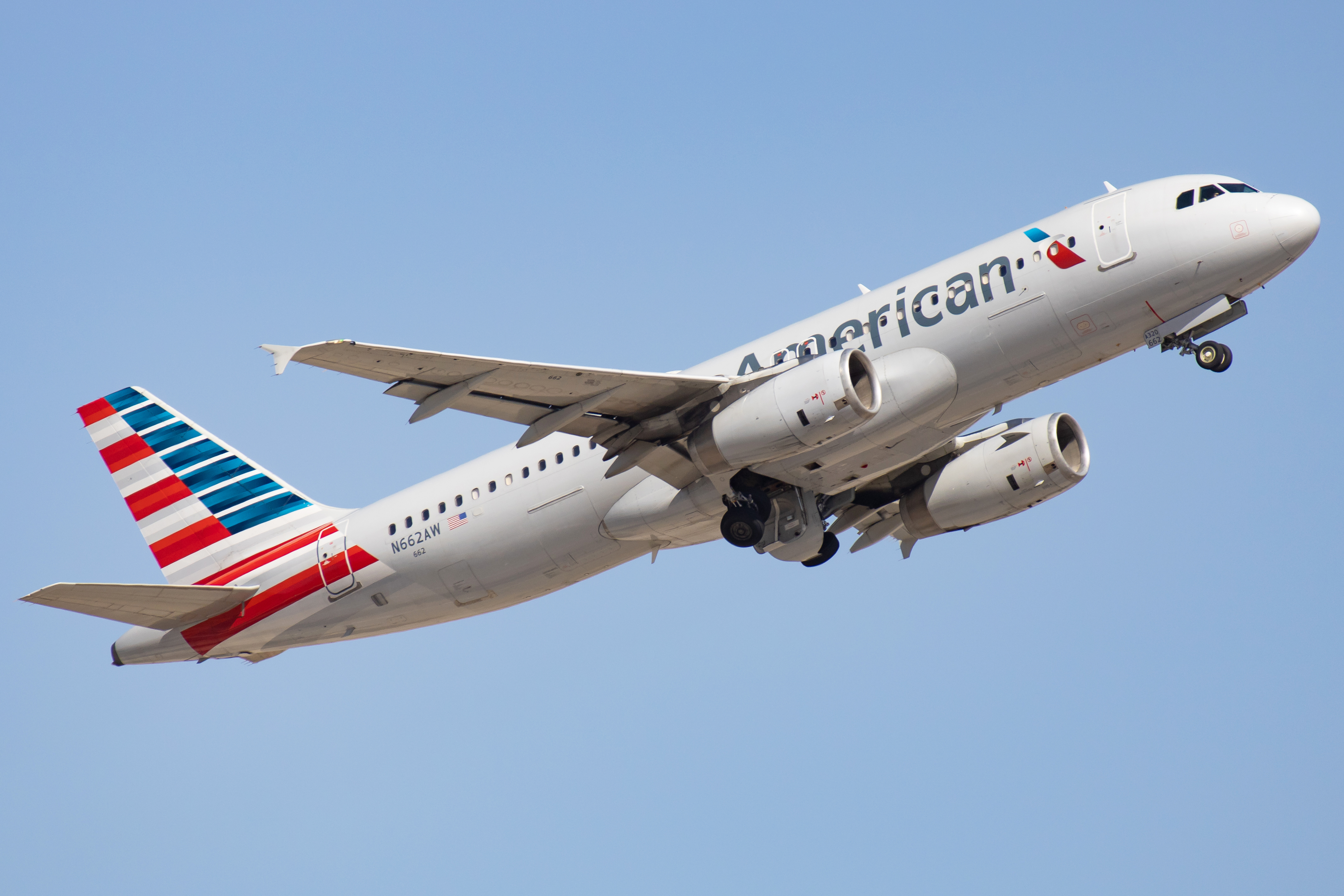 Full size: American Airlines Airbus A320-200 N662AW at Phoenix Sky Harbor International Airport