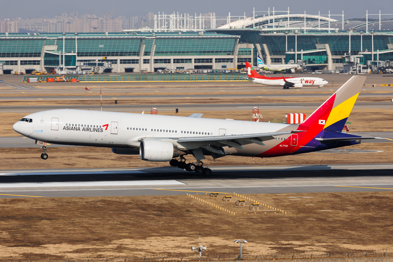 Full size: Asiana Airlines Boeing 777-200ER HL7739 at Seoul-Incheon International Airport