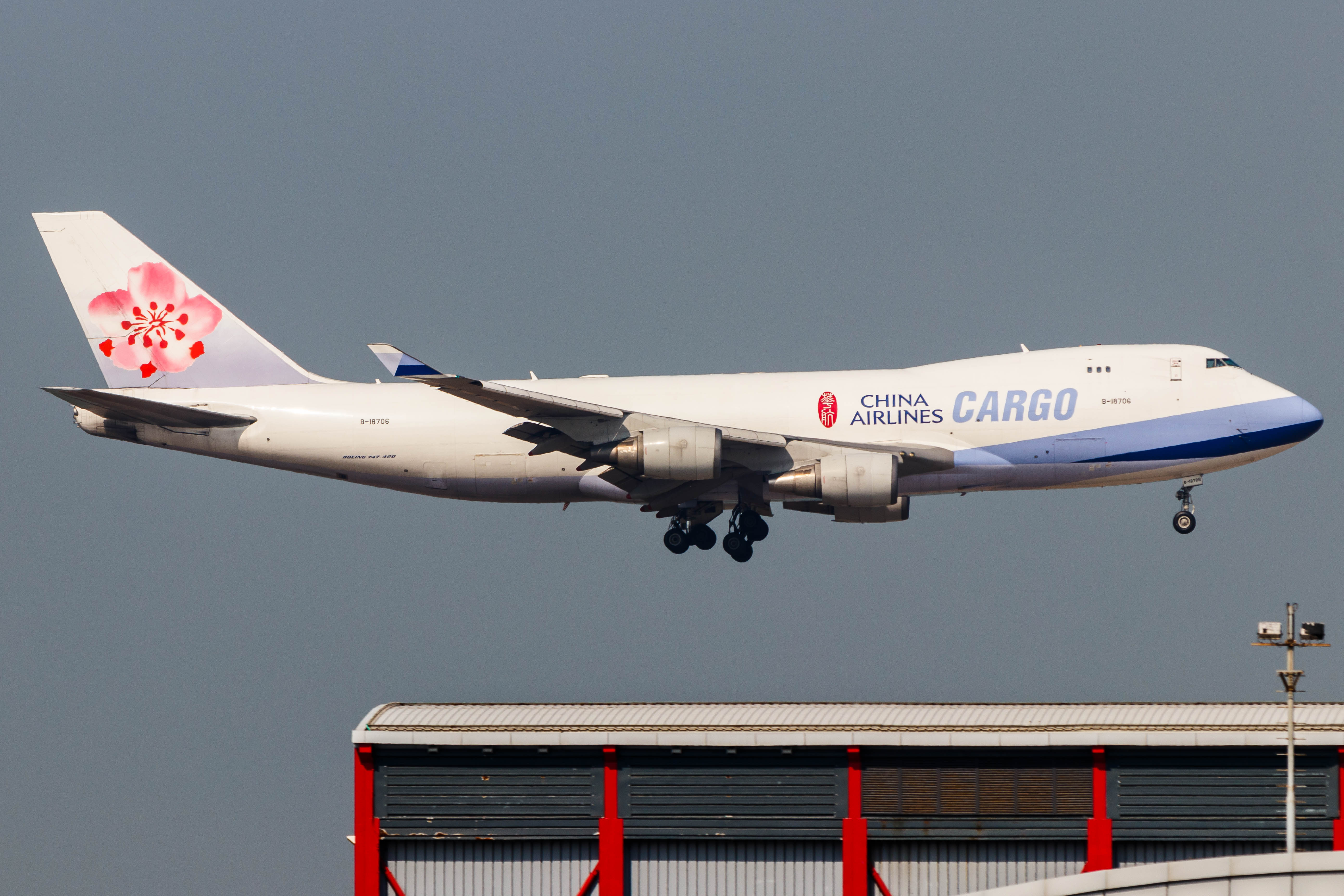 Full size: China Airlines Cargo Boeing 747-400F B-18706 at Hong Kong International Airport