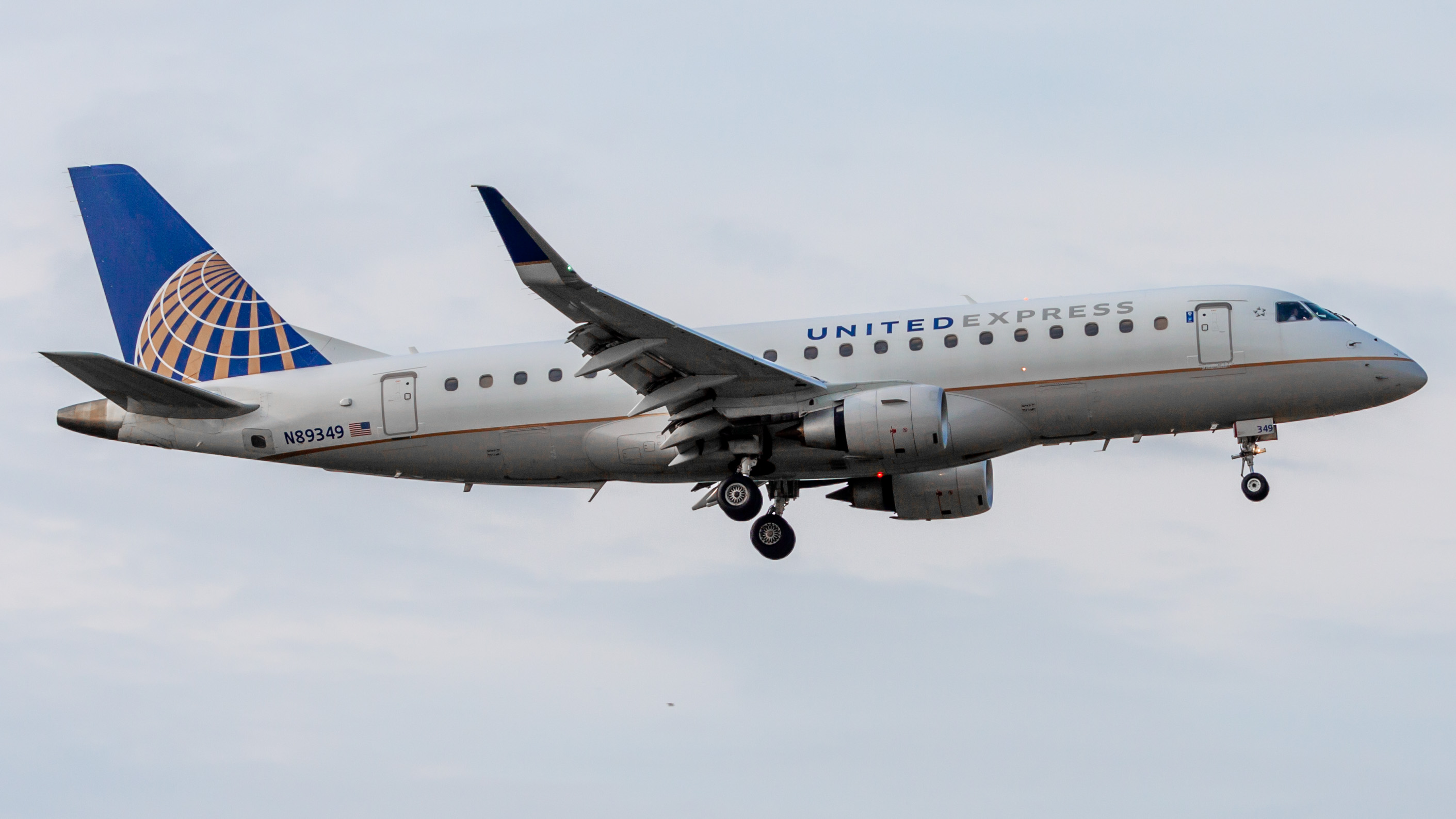 Full size: United Express Embraer E175 N89349 at Houston-George Bush Intercontinental Airport