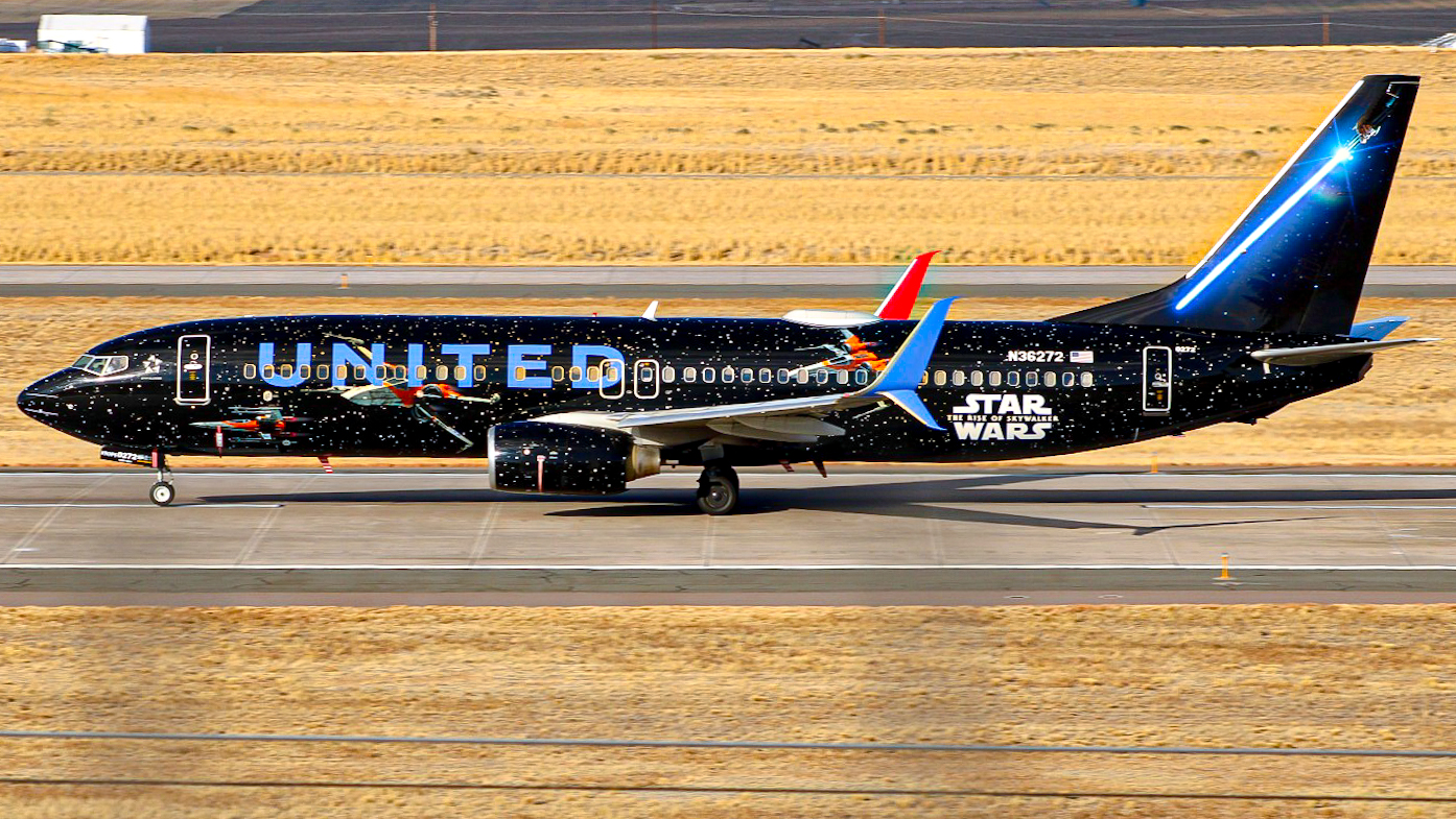 Full size: United Airlines Boeing 737-800 N36272 at Denver International Airport