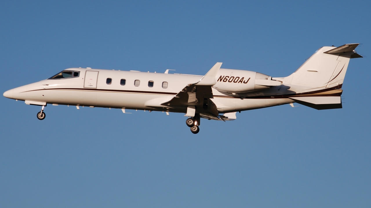 Full size: PRIVATE Learjet 60 N600AJ at Dallas Love Field Airport