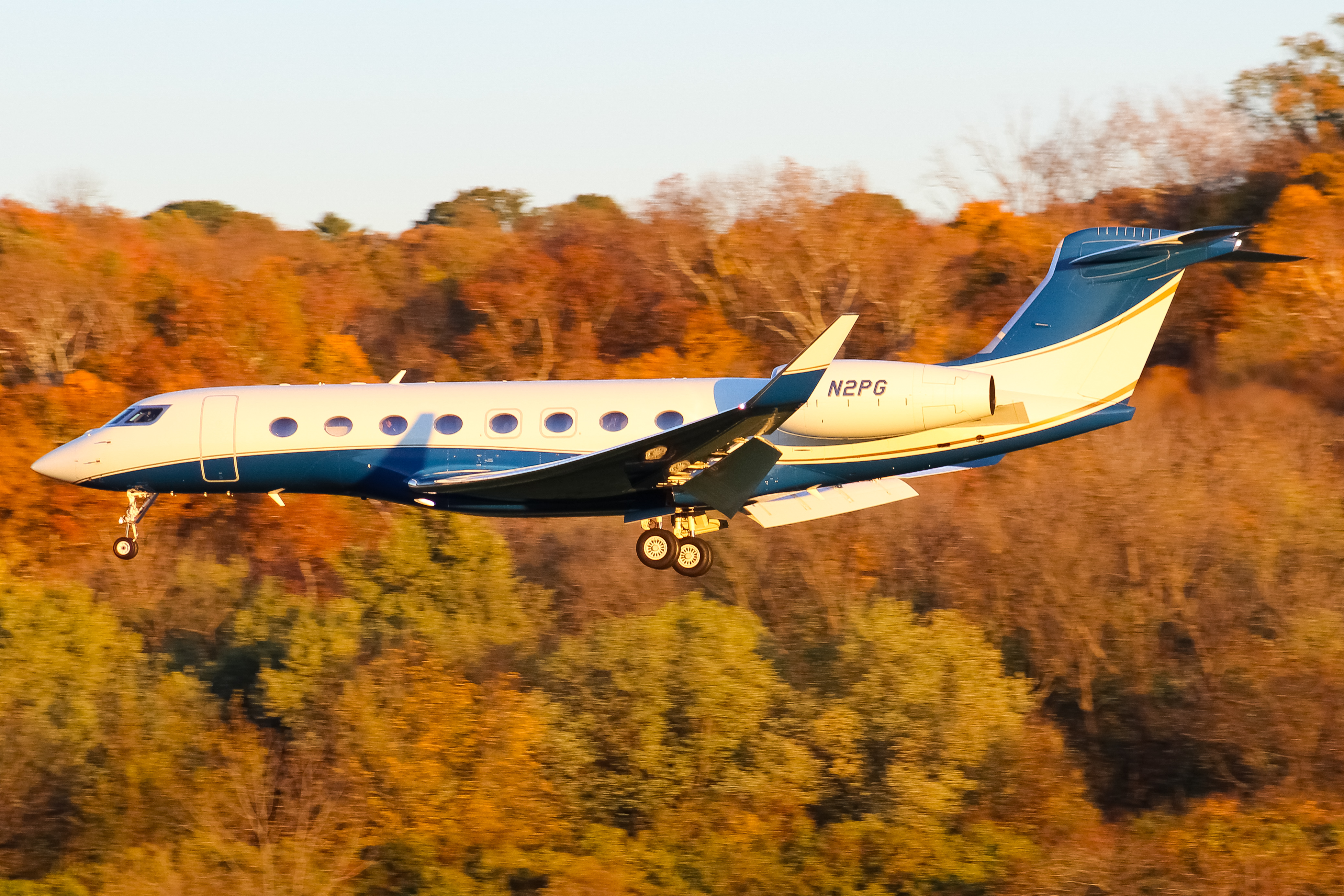 Full size: PRIVATE  Gulfstream G650 N2PG at Cincinnati Municipal Airport/Lunken Field