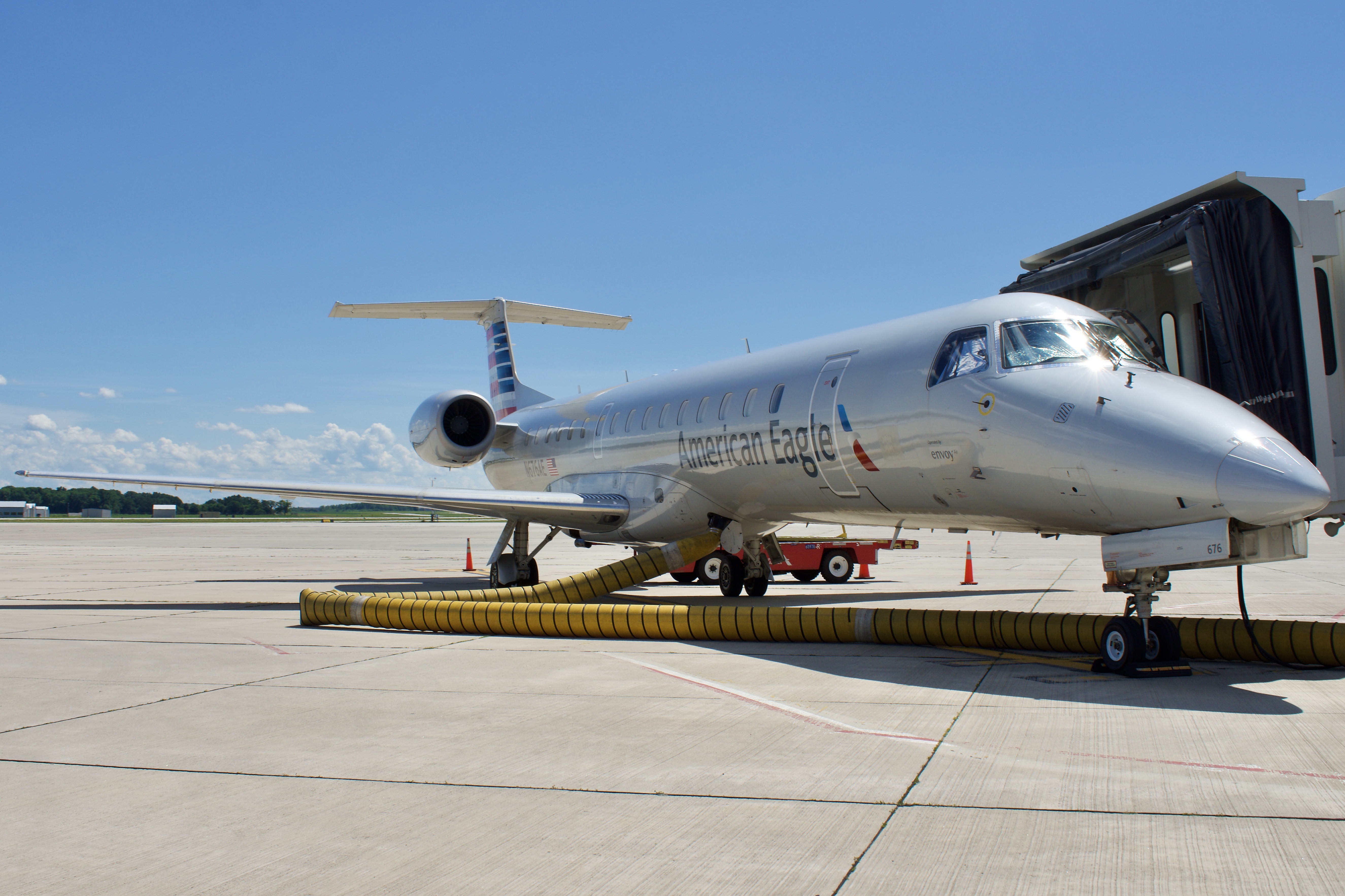 Full size: American Eagle Embraer ERJ145 N676AE at Green Bay-Austin Straubel International Airport