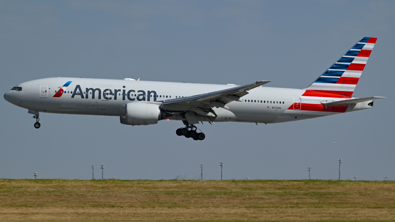 Full size: American Airlines Boeing 777-200ER N770AN at Dallas-Fort Worth International Airport