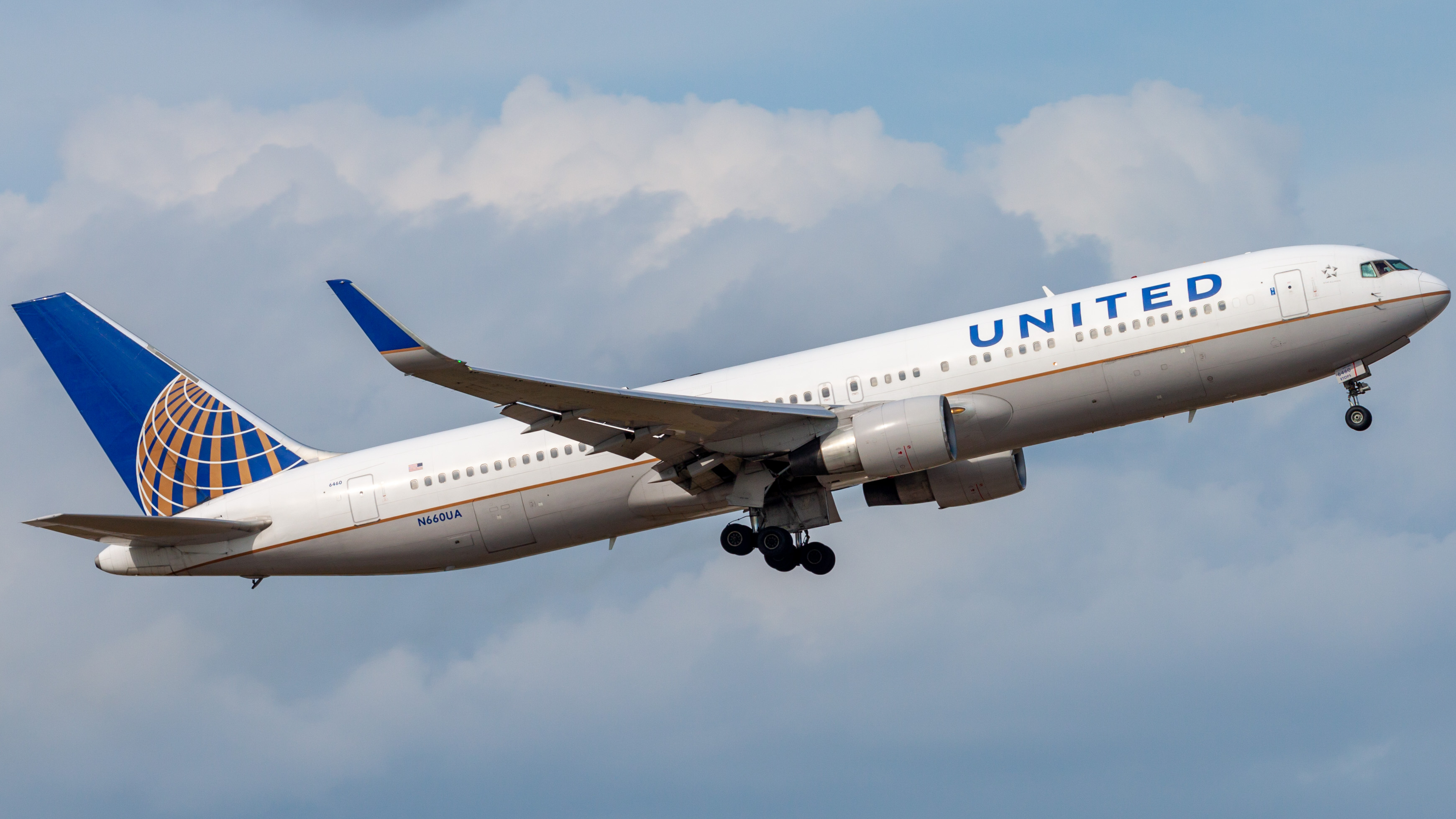 Full size: United Airlines Boeing 767-300ER N660UA at Houston-George Bush Intercontinental Airport