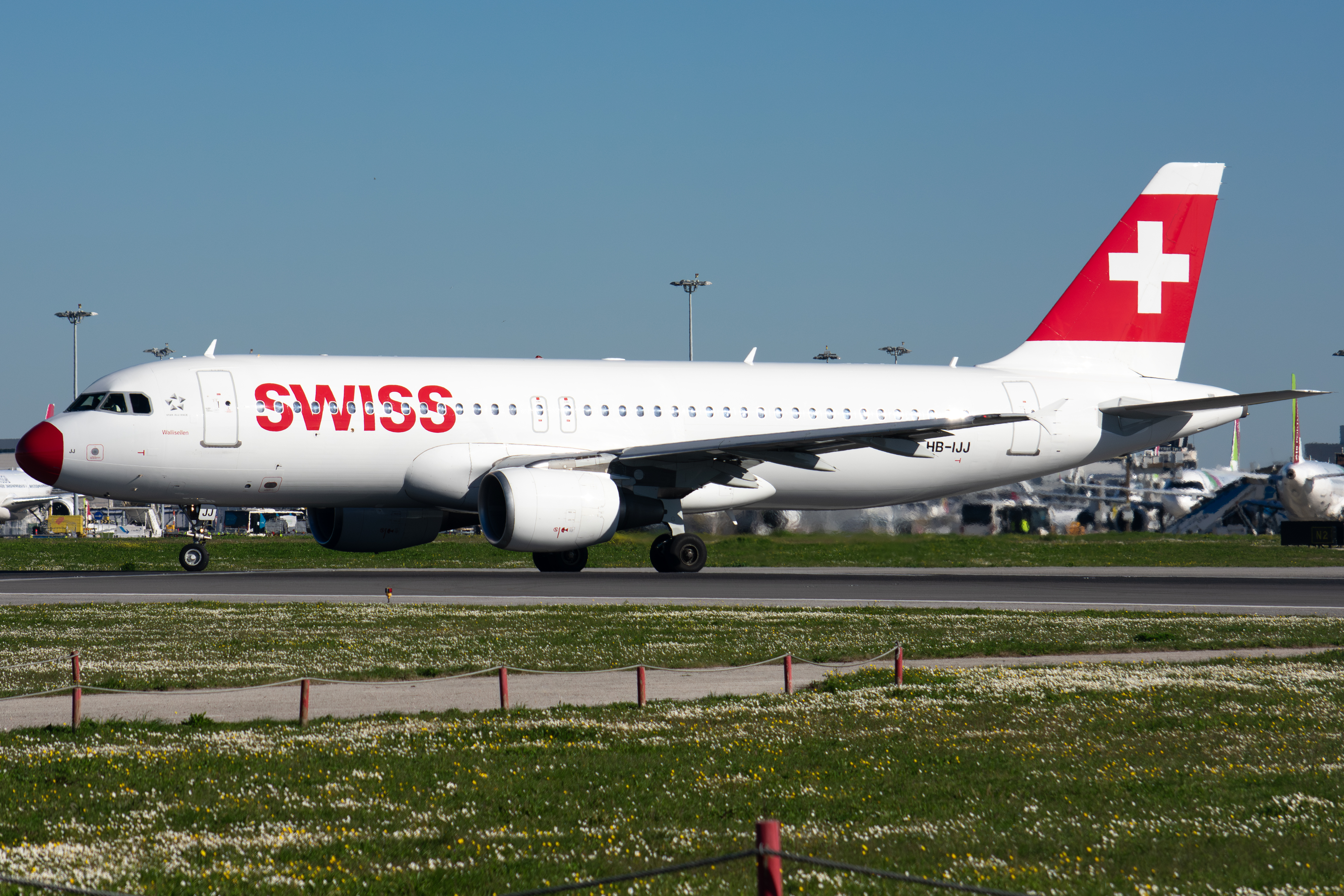 Full size: Swiss International Air Lines Airbus A320 HB-IJJ at Lisbon Humberto Delgado Airport