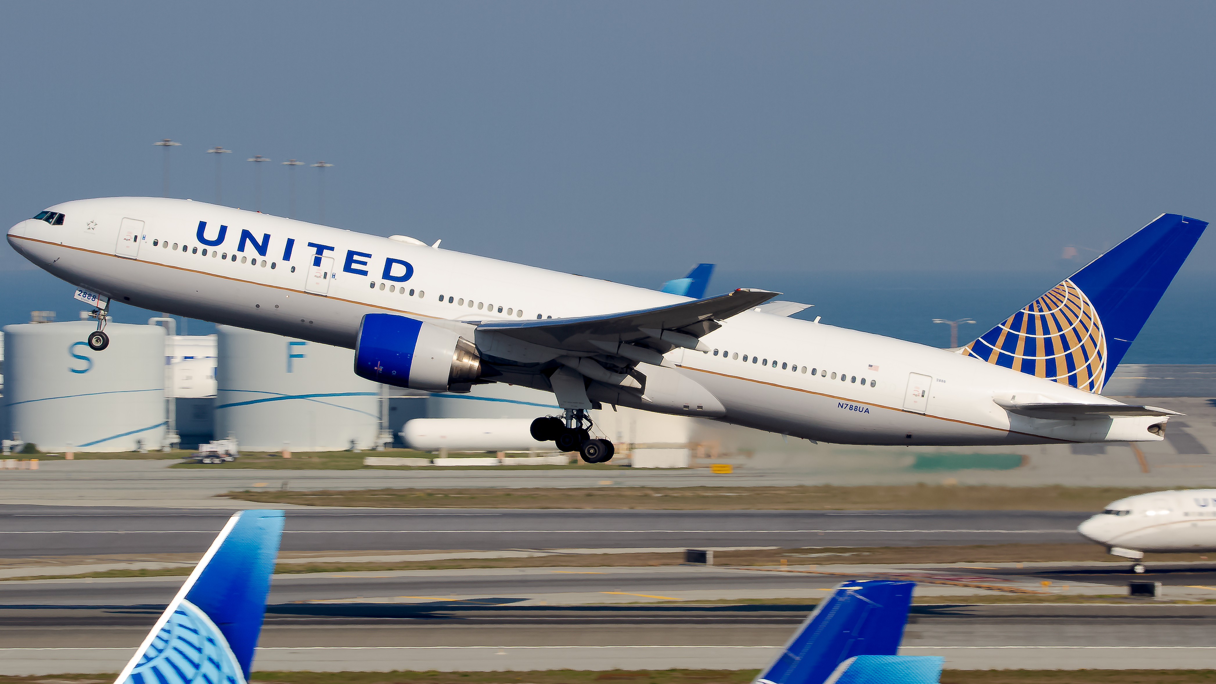 Full size: United Airlines Boeing 777-200 N788UA at San Francisco International Airport