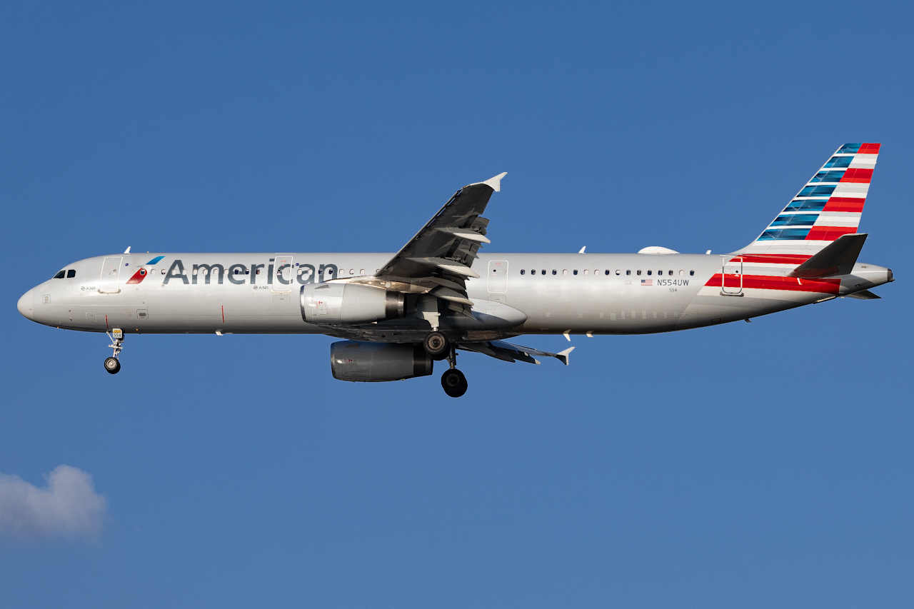Full size: American Airlines Airbus A321-200 N554UW at Tampa International Airport
