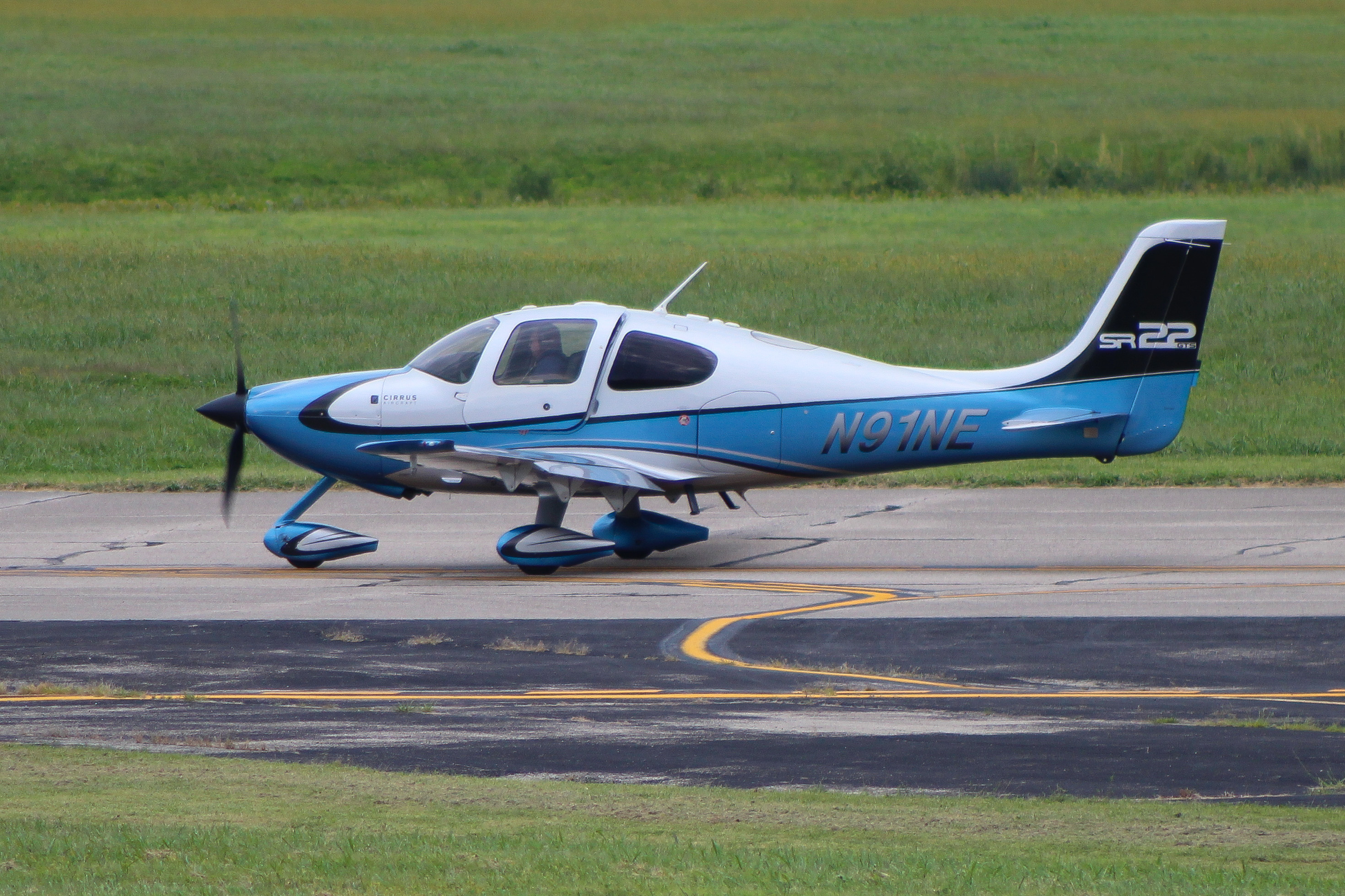 Full size: PRIVATE Cirrus SR22 N91NE at Cincinnati Municipal Airport/Lunken Field