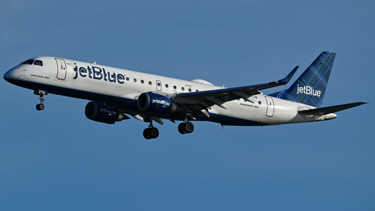 Full size: JetBlue Airways Embraer E190 N274JB at Ronald Reagan National Airport