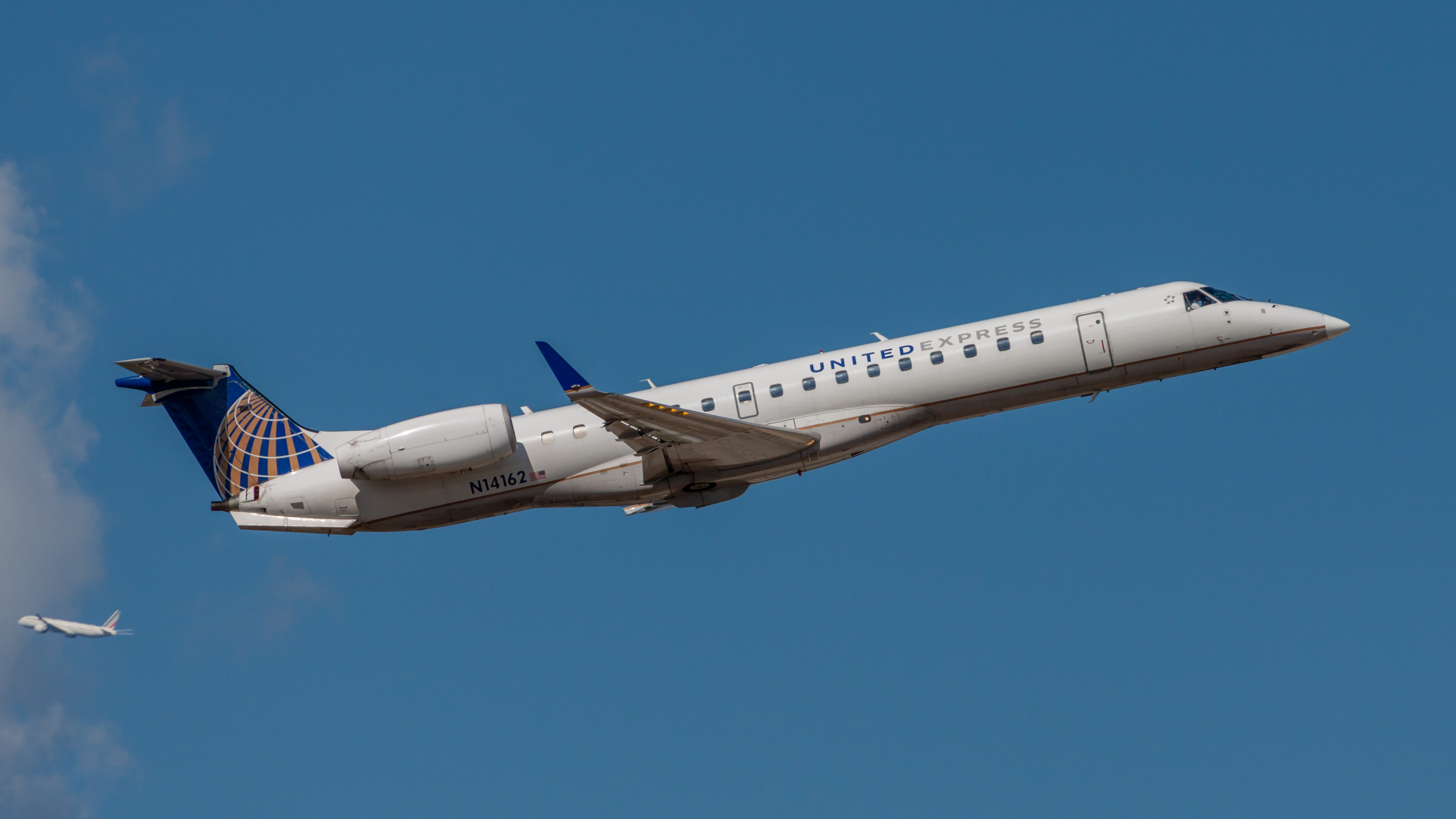 Full size: United Express Embraer ERJ145 N14162 at Houston-George Bush Intercontinental Airport