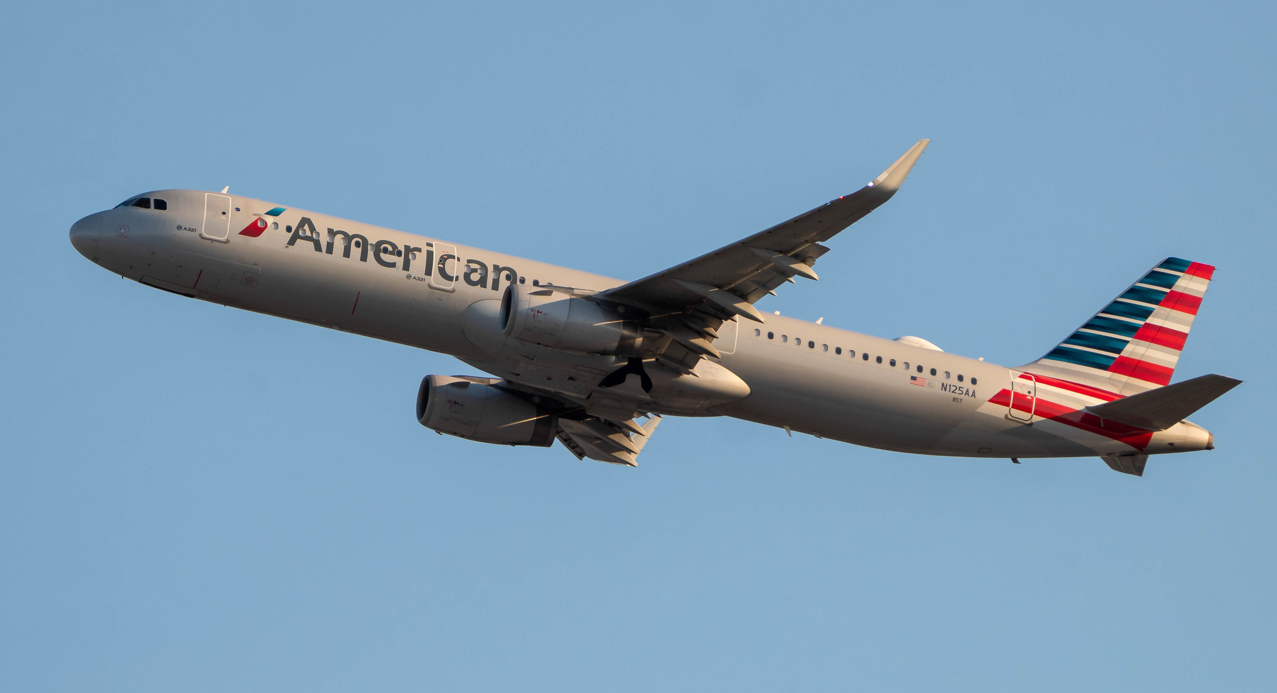 Full size: American Airlines Airbus A321-200 N125AA at Los Angeles International Airport