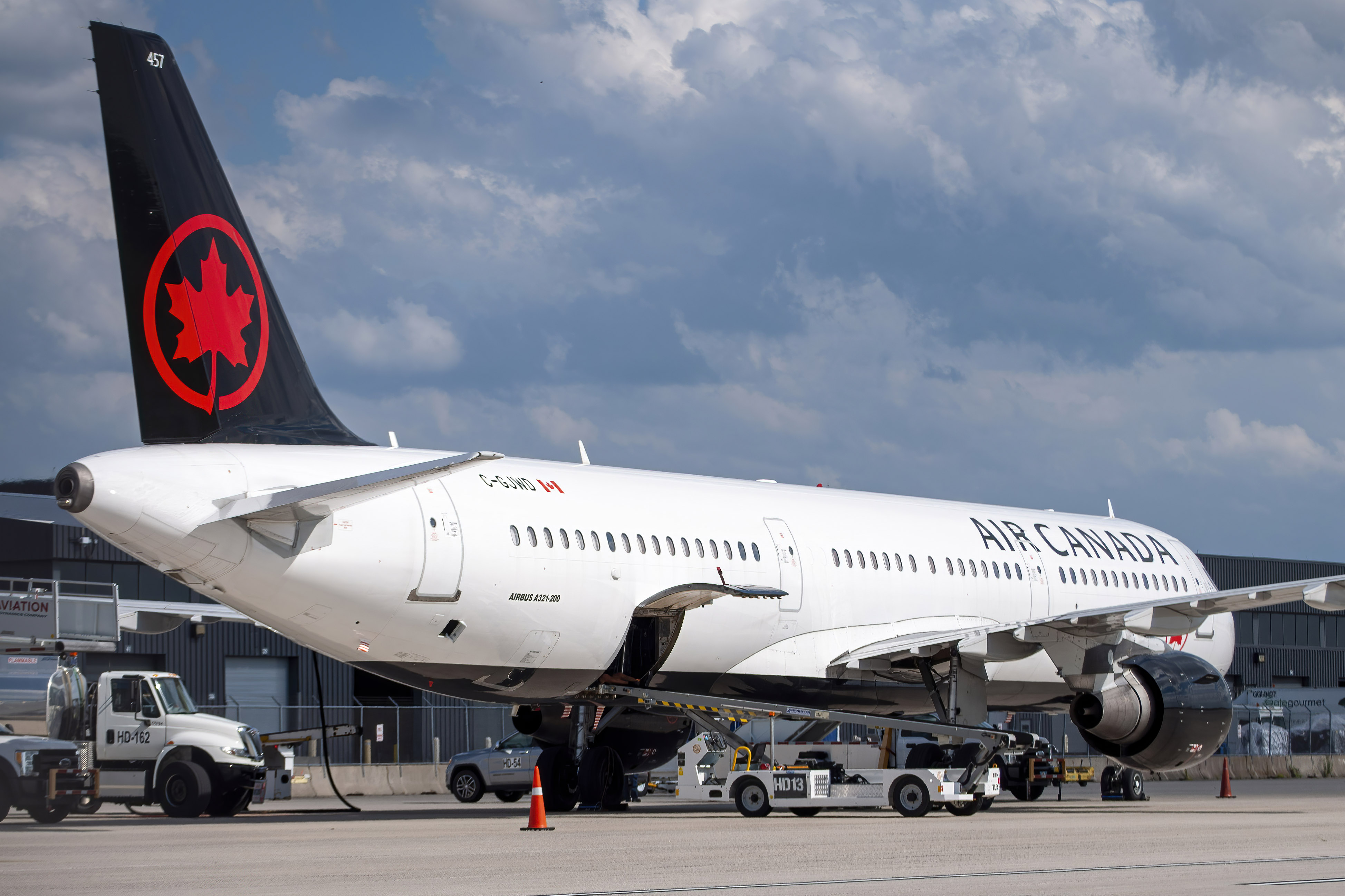 Full size: Air Canada Airbus A321-200 C-GJWD at Washington Dulles International Airport