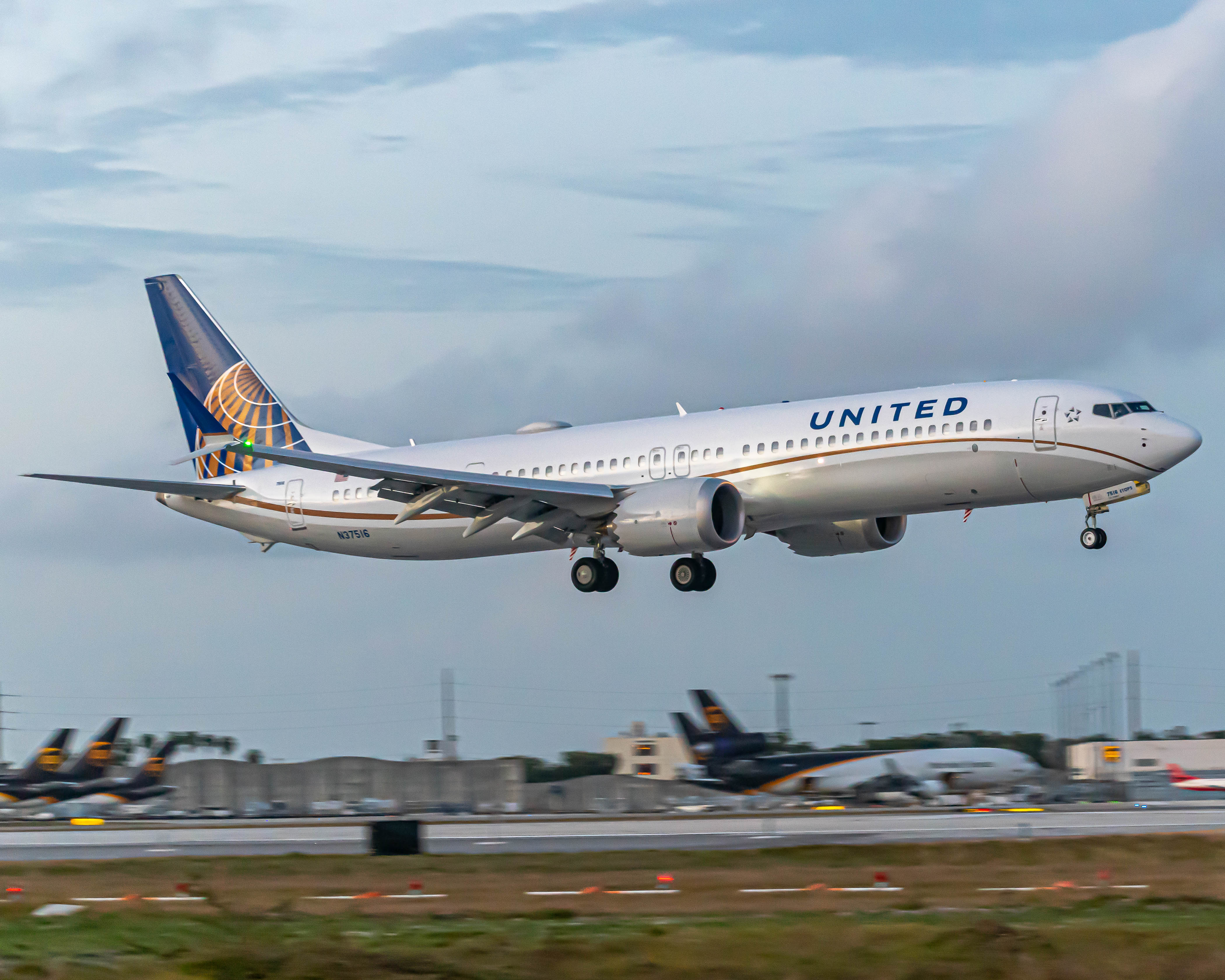 Full size: United Airlines Boeing 737 MAX 9 N37516 at Miami International Airport