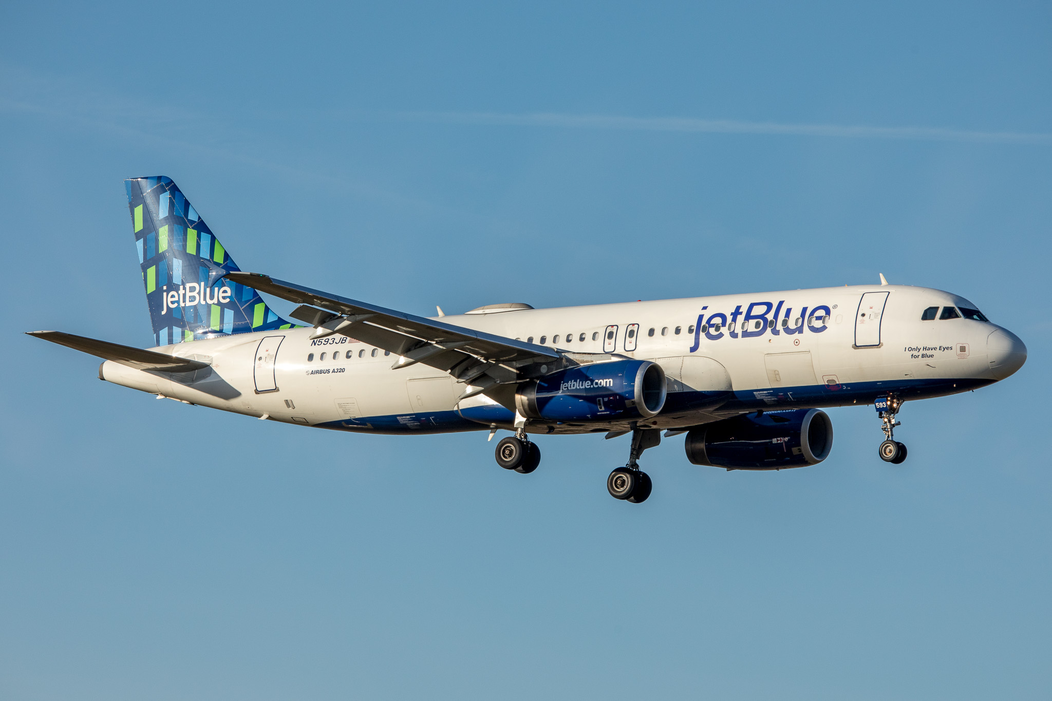 Full size: JetBlue Airways Airbus A320 N593JB at General Mitchell International Airport