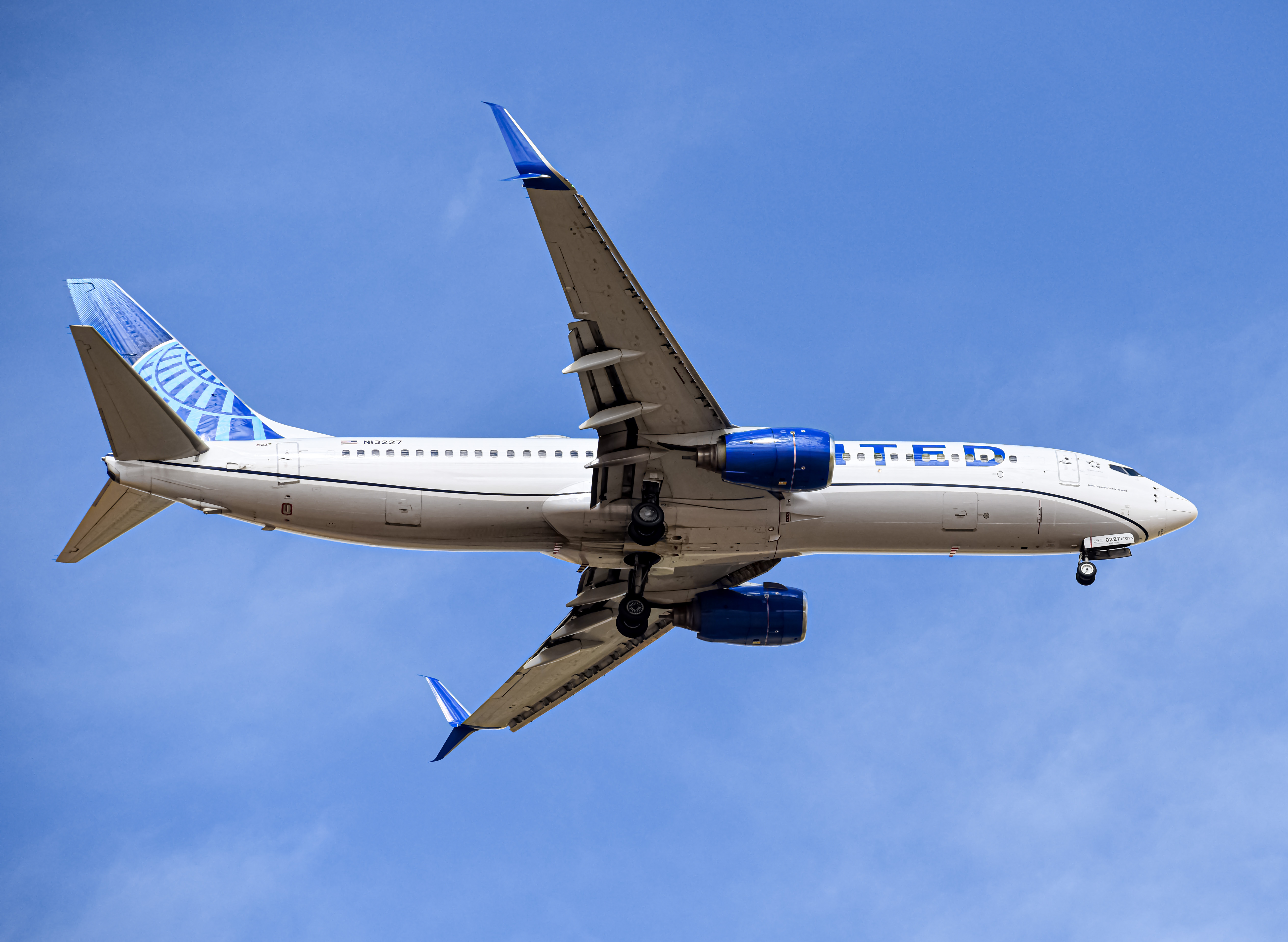 Full size: United Airlines Boeing 737-800 N13227 at Denver International Airport